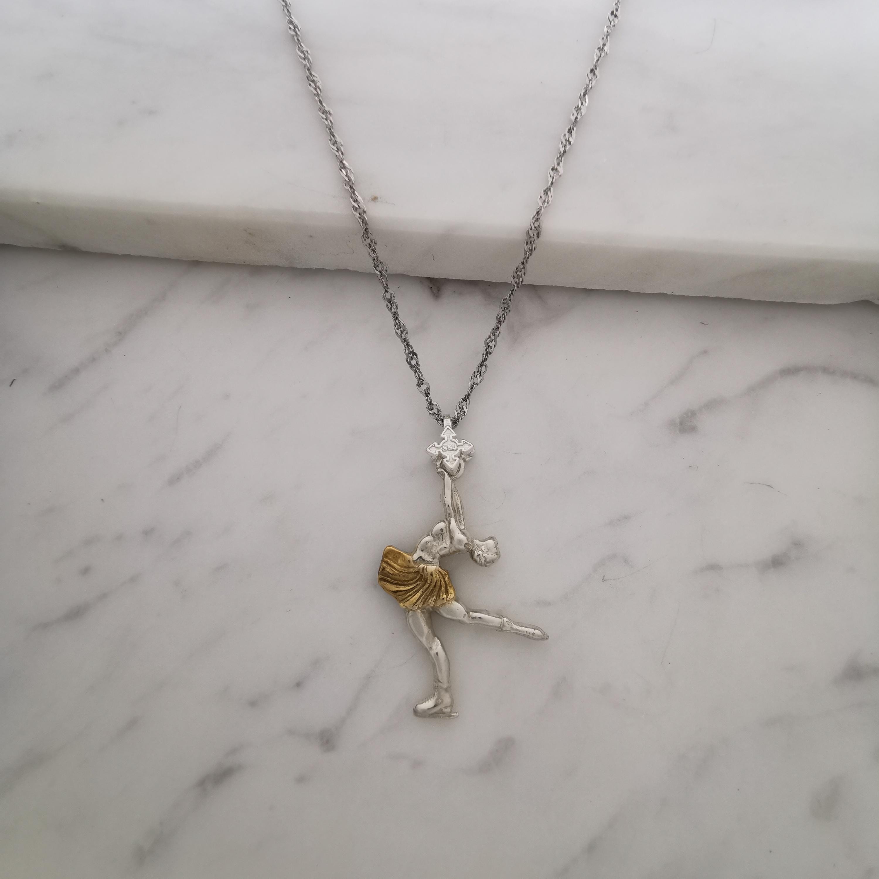 Фигурно пързаляне (пирует) – Дамски спортен медальон от сребро 925 с частично позлатено покритие – Ръчно изработено спортно бижу – Идеален подарък за жена, фенка на фигурното пързаляне – SSJ