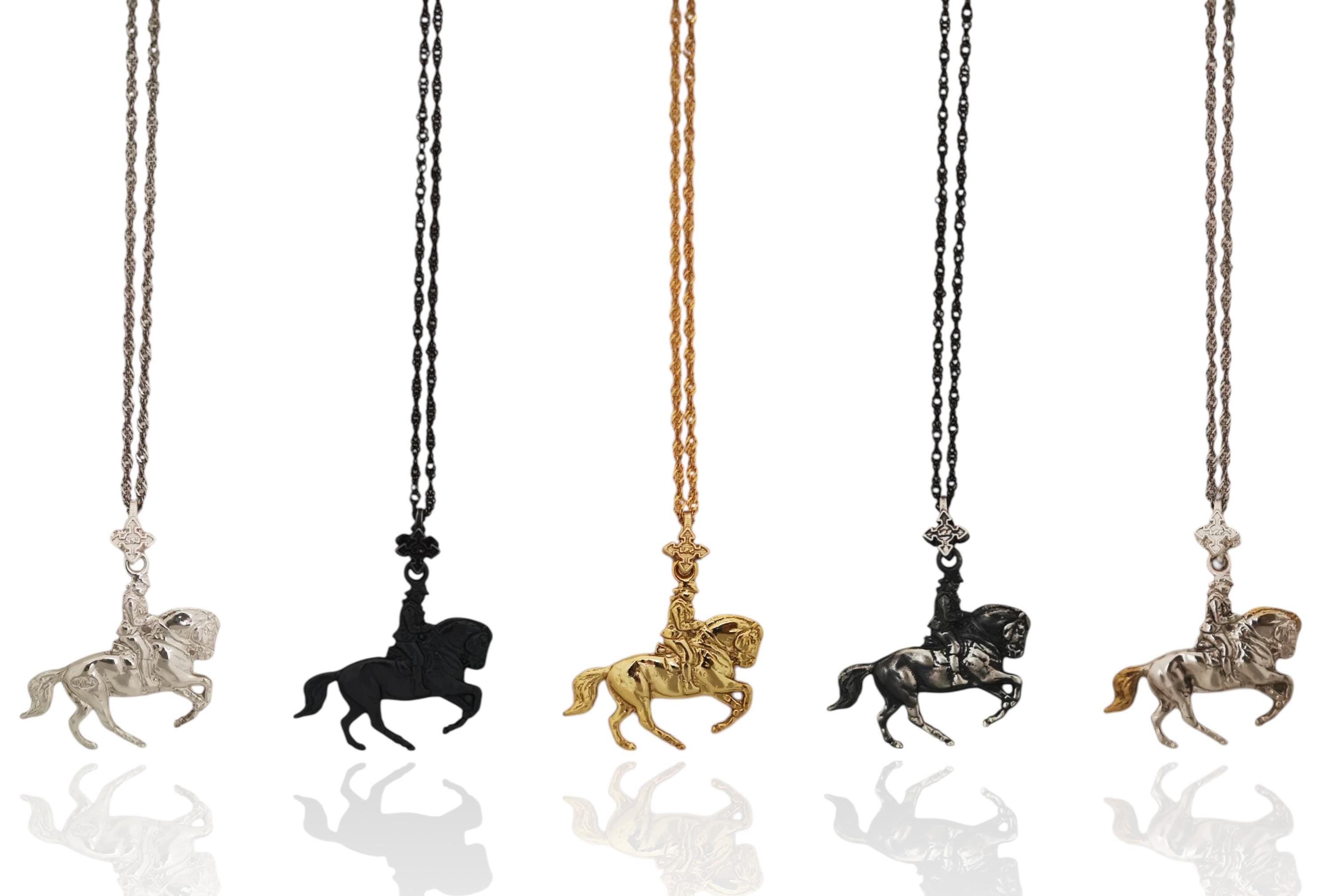 Конен спорт – Мъжки медальон „Ездач“ (обездка) – Позлатено покритие – Сребро 925 – Ръчно изработено бижу/талисман – Идеален подарък за мъж – SSJ