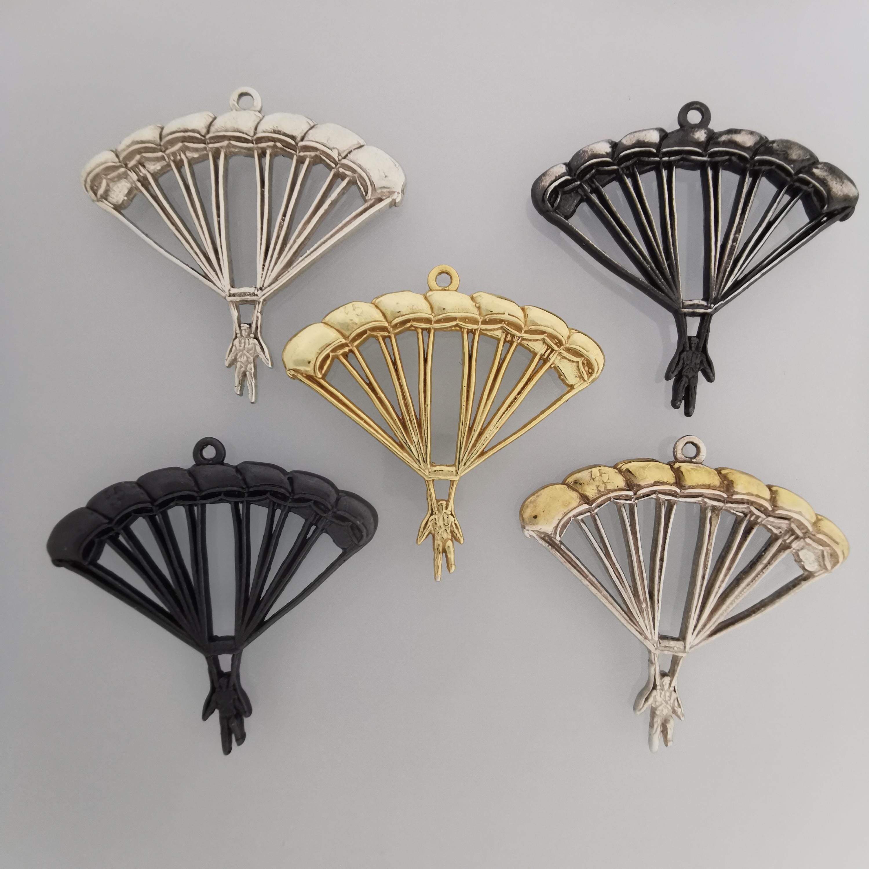 Парашутизъм (Скайдайвинг) – Унисекс спортен медальон от сребро 925 с оксидирано покритие – Ръчно изработено спортно бижу – Идеален подарък за фен на екстремните спортове – SSJ