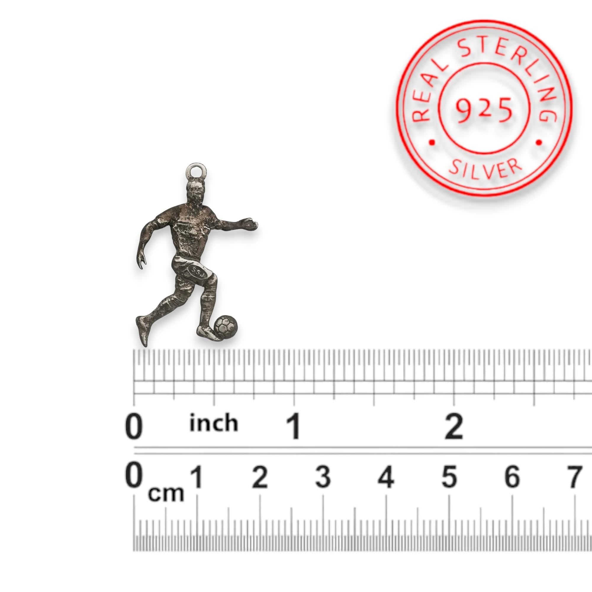 Футболист – Мъжки спортен медальон от сребро 925 с винтидж покритие – Ръчно изработено спортно бижу – Идеален подарък за мъж, фен на футбола – SSJ