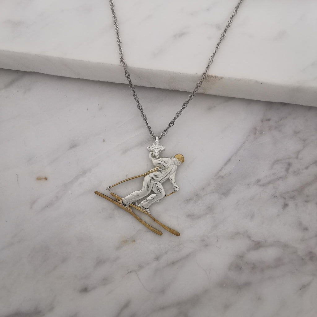 Скиор – Унисекс спортен медальон от сребро 925 с частично позлатено покритие – Ръчно изработено спортно бижу – Идеален подарък за фен на зимните спортове – SSJ