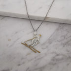 Скиор – Унисекс спортен медальон от сребро 925 с частично позлатено покритие – Ръчно изработено спортно бижу – Идеален подарък за фен на зимните спортове – SSJ