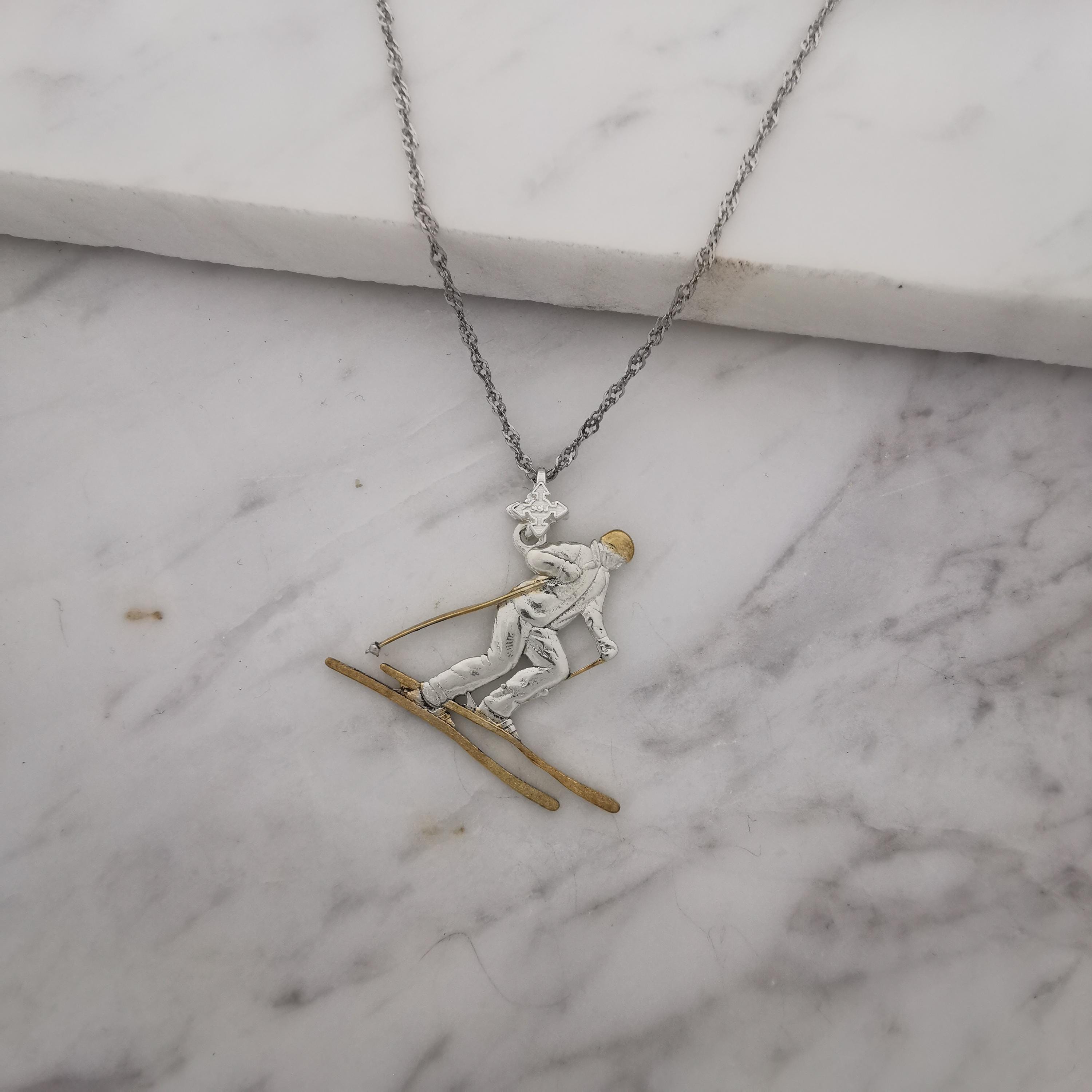 Скиор – Унисекс спортен медальон от сребро 925 с частично позлатено покритие – Ръчно изработено спортно бижу – Идеален подарък за фен на зимните спортове – SSJ