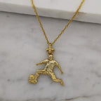 Футболист (удар с крак) – Мъжки спортен медальон от сребро 925 с позлатено покритие – Ръчно изработено спортно бижу – Идеален подарък за мъж, фен на футбола – SSJ