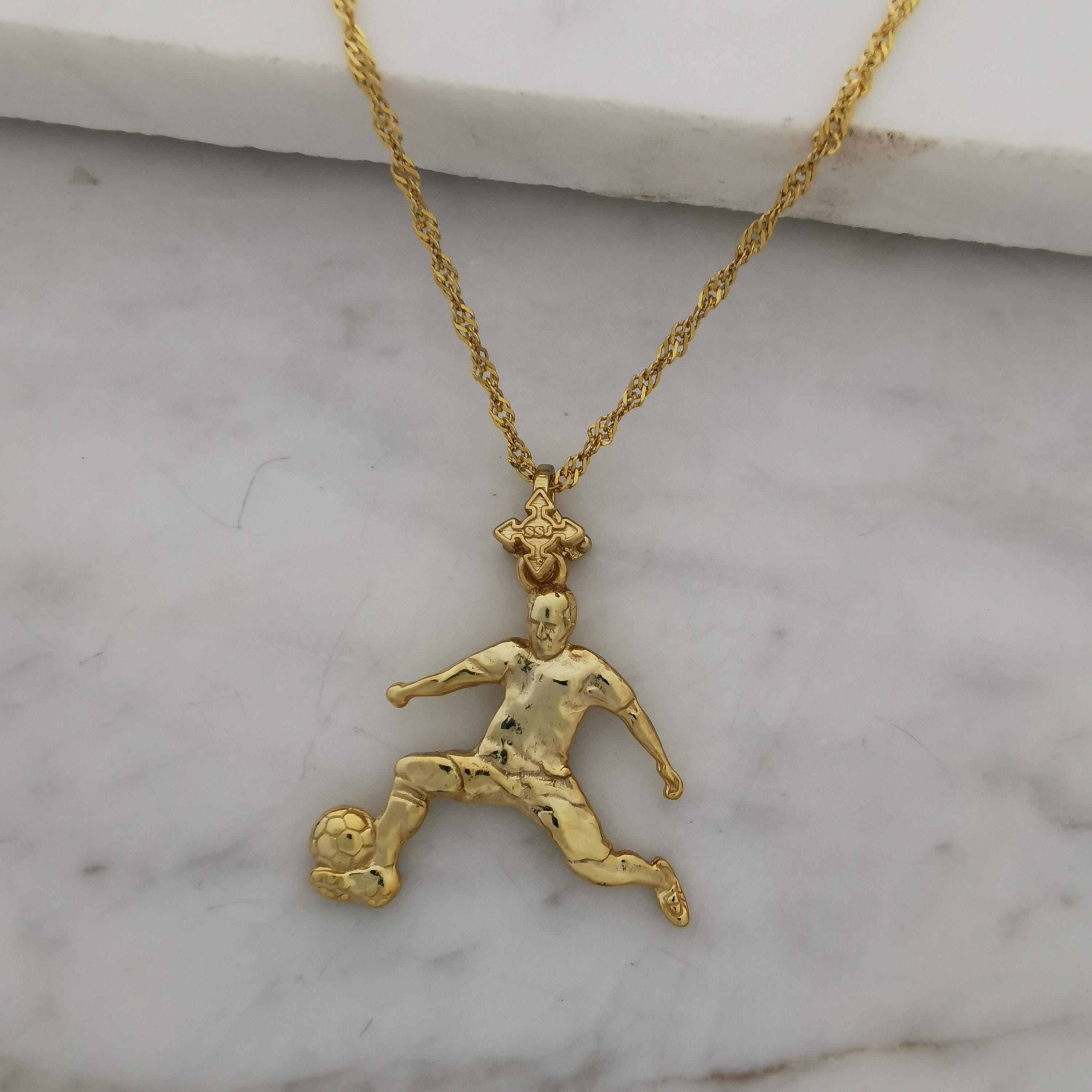 Футболист (удар с крак) – Мъжки спортен медальон от сребро 925 с позлатено покритие – Ръчно изработено спортно бижу – Идеален подарък за мъж, фен на футбола – SSJ