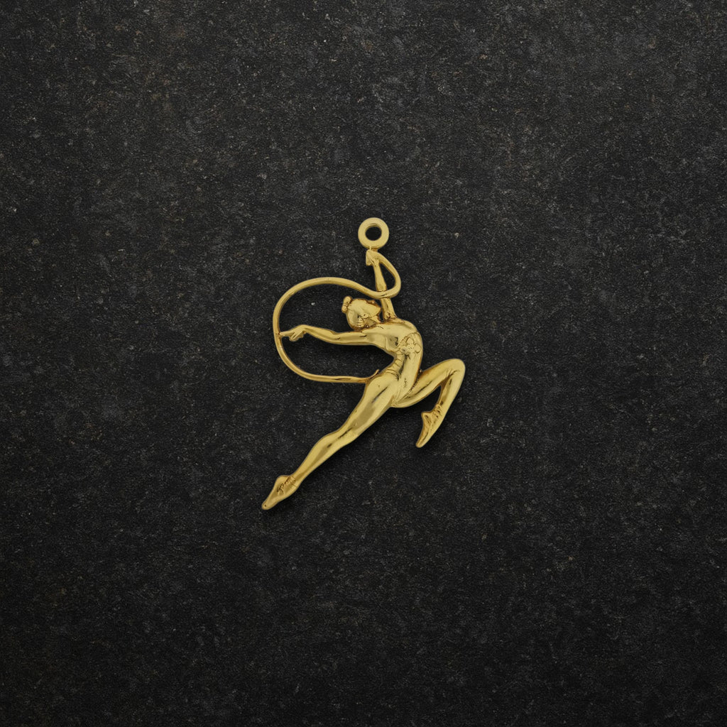 Художествена гимнастика (съчетание с лента) – Дамски спортен медальон от сребро 925 с позлатено покритие – Ръчно изработено спортно бижу – Идеален подарък за жена, фенка на художествената гимнастика – SSJ