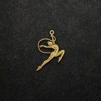 Художествена гимнастика (съчетание с лента) – Дамски спортен медальон от сребро 925 с позлатено покритие – Ръчно изработено спортно бижу – Идеален подарък за жена, фенка на художествената гимнастика – SSJ