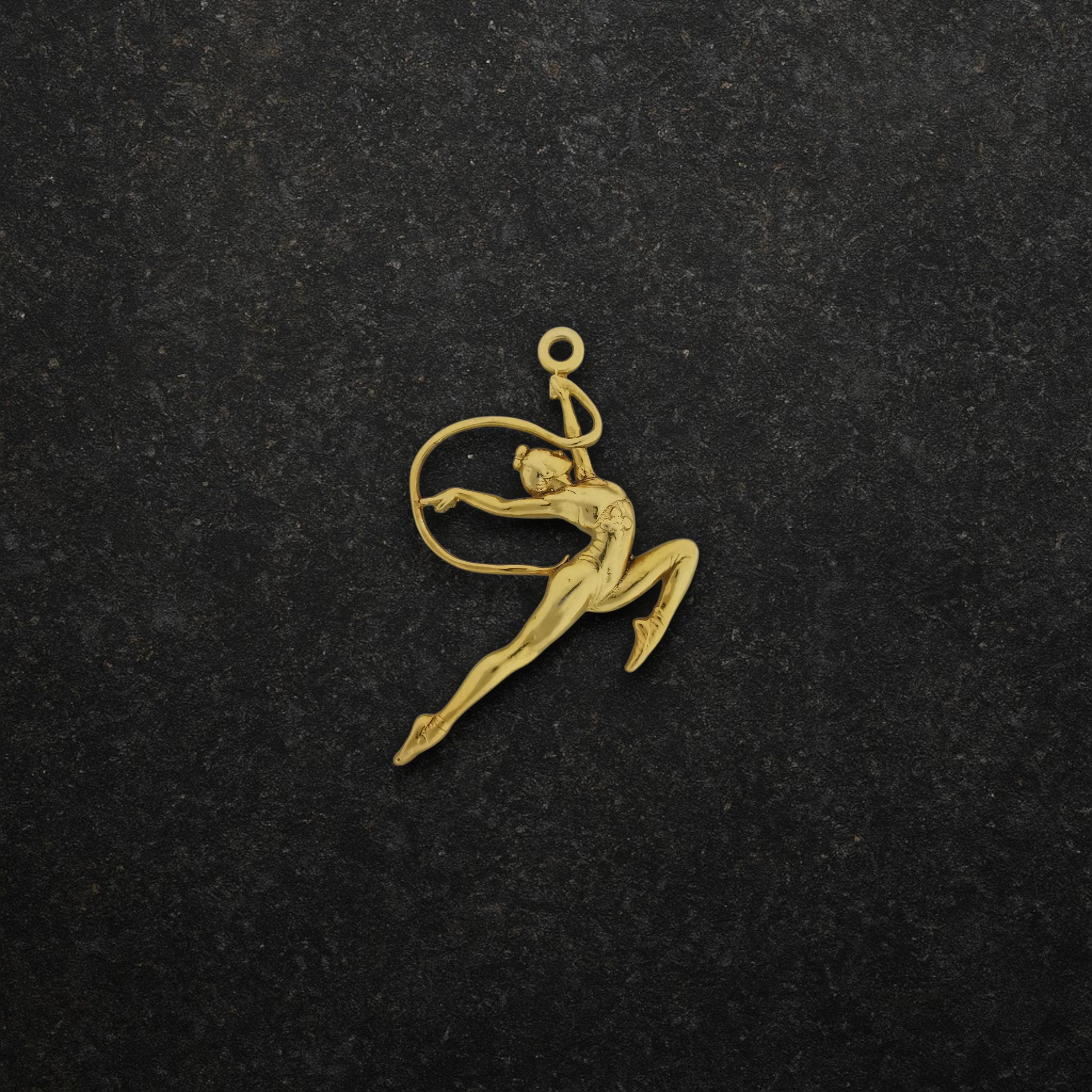 Художествена гимнастика (съчетание с лента) – Дамски спортен медальон от сребро 925 с позлатено покритие – Ръчно изработено спортно бижу – Идеален подарък за жена, фенка на художествената гимнастика – SSJ