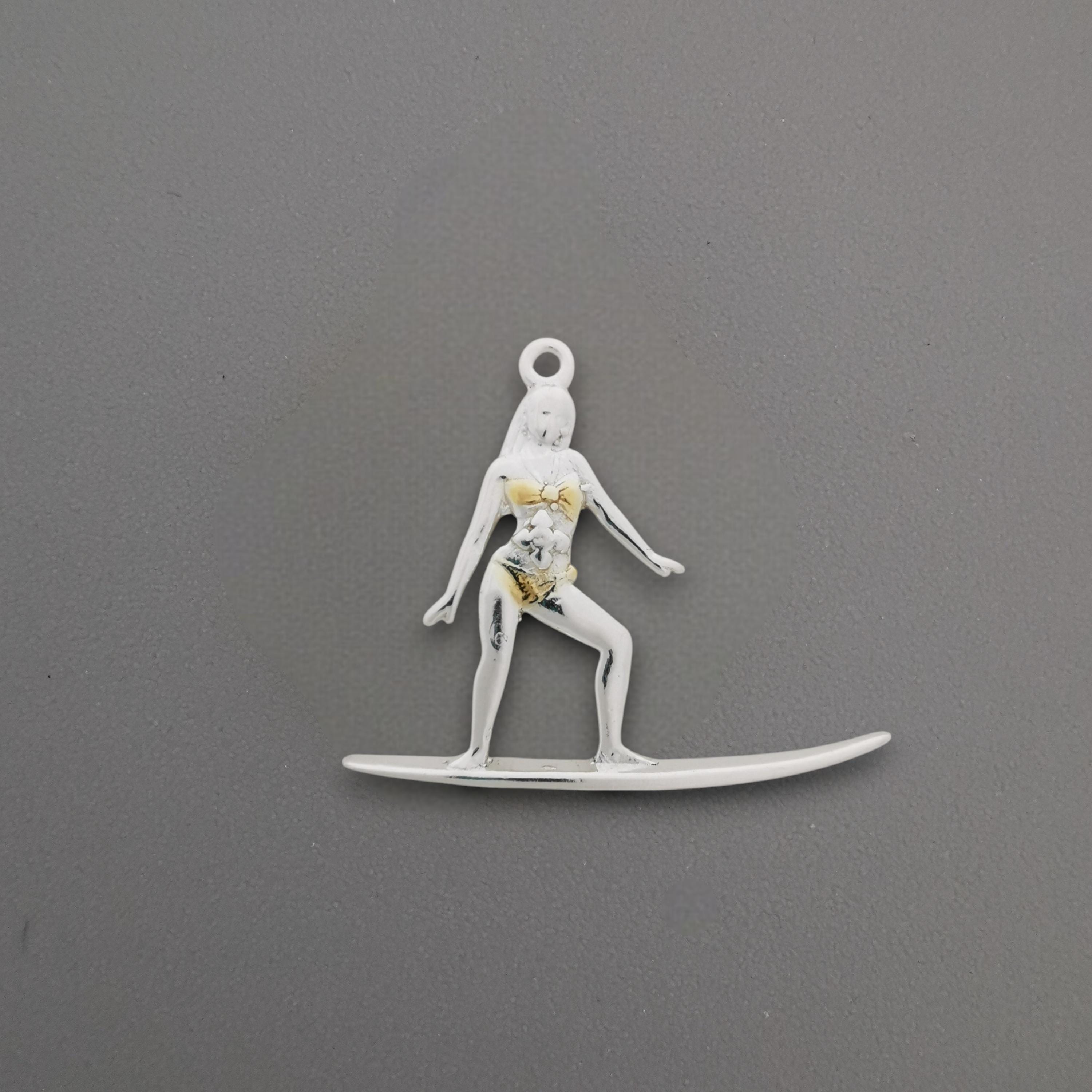 Сърфистка – Дамски спортен медальон от сребро 925 с частично позлатено покритие – Ръчно изработено спортно бижу – Идеален подарък за жена, фенка на сърфа – SSJ