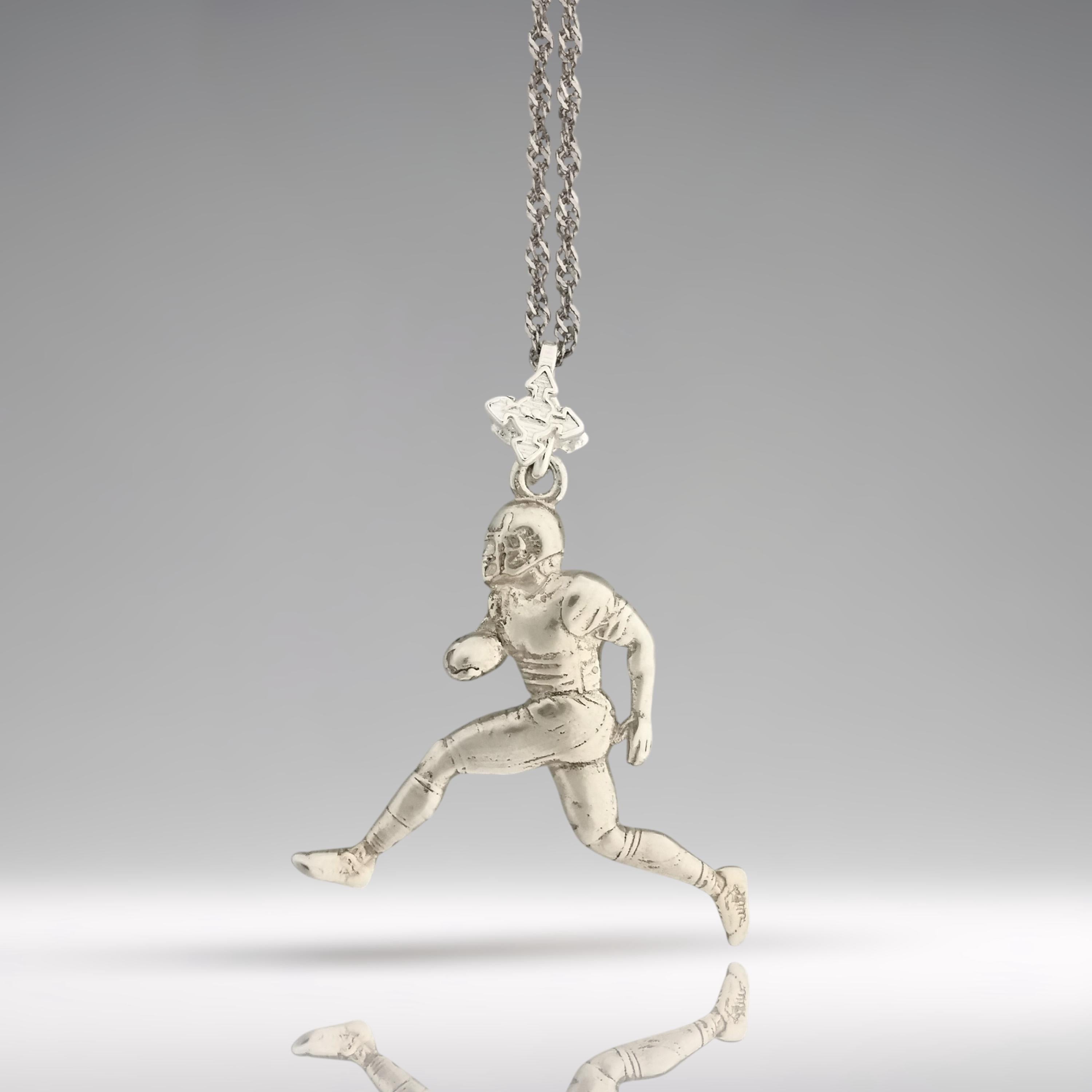 Американски футбол – Мъжки спортен медальон от сребро 925 с класическо полирано покритие – Ръчно изработено бижу талисман за спортисти и фенове – Идеален подарък за играч, треньор или почитател – SSJ