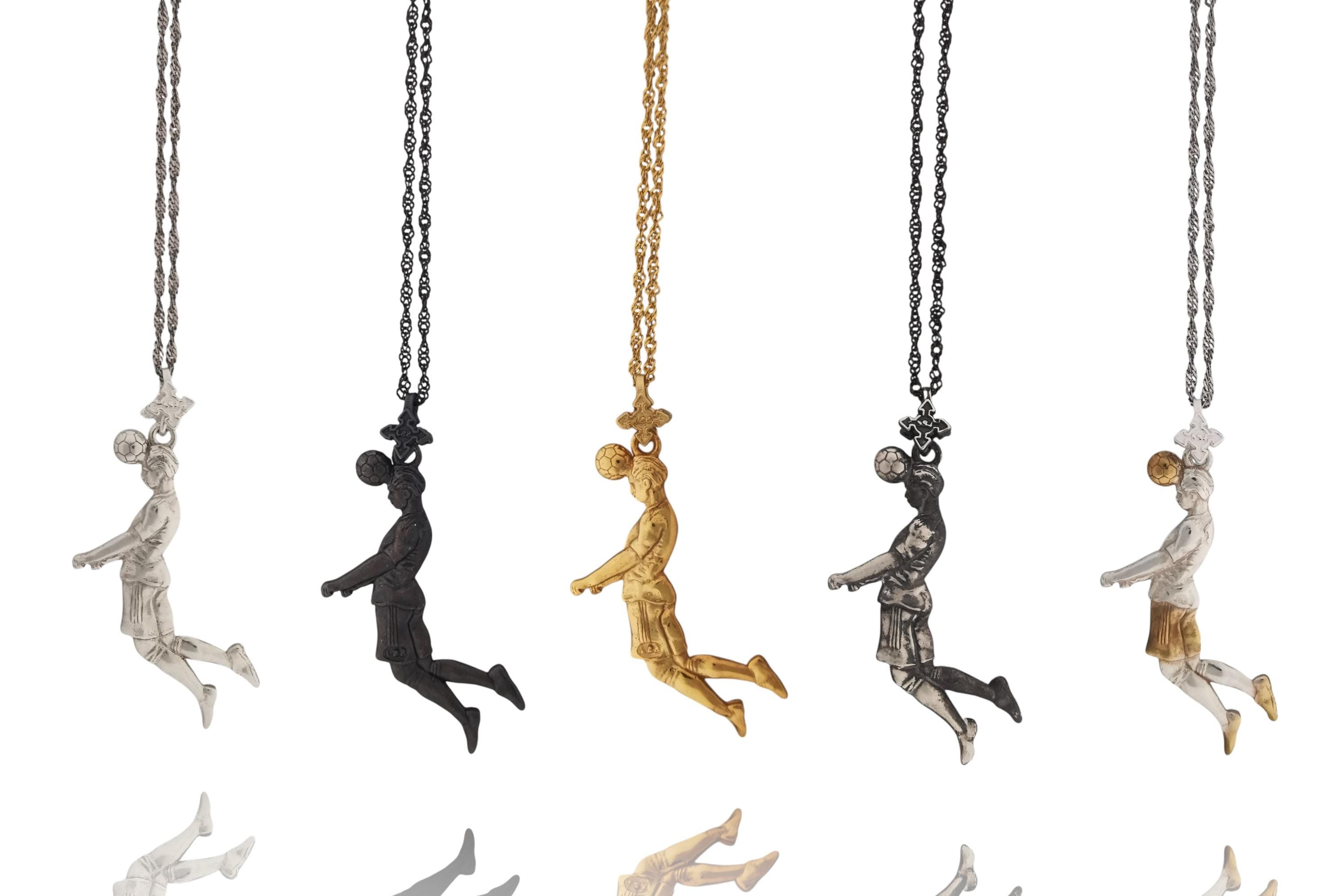 Футболист (удар с глава) – Мъжки спортен медальон от сребро 925 с оксидирано покритие – Ръчно изработено спортно бижу – Идеален подарък за мъж, фен на футбола – SSJ