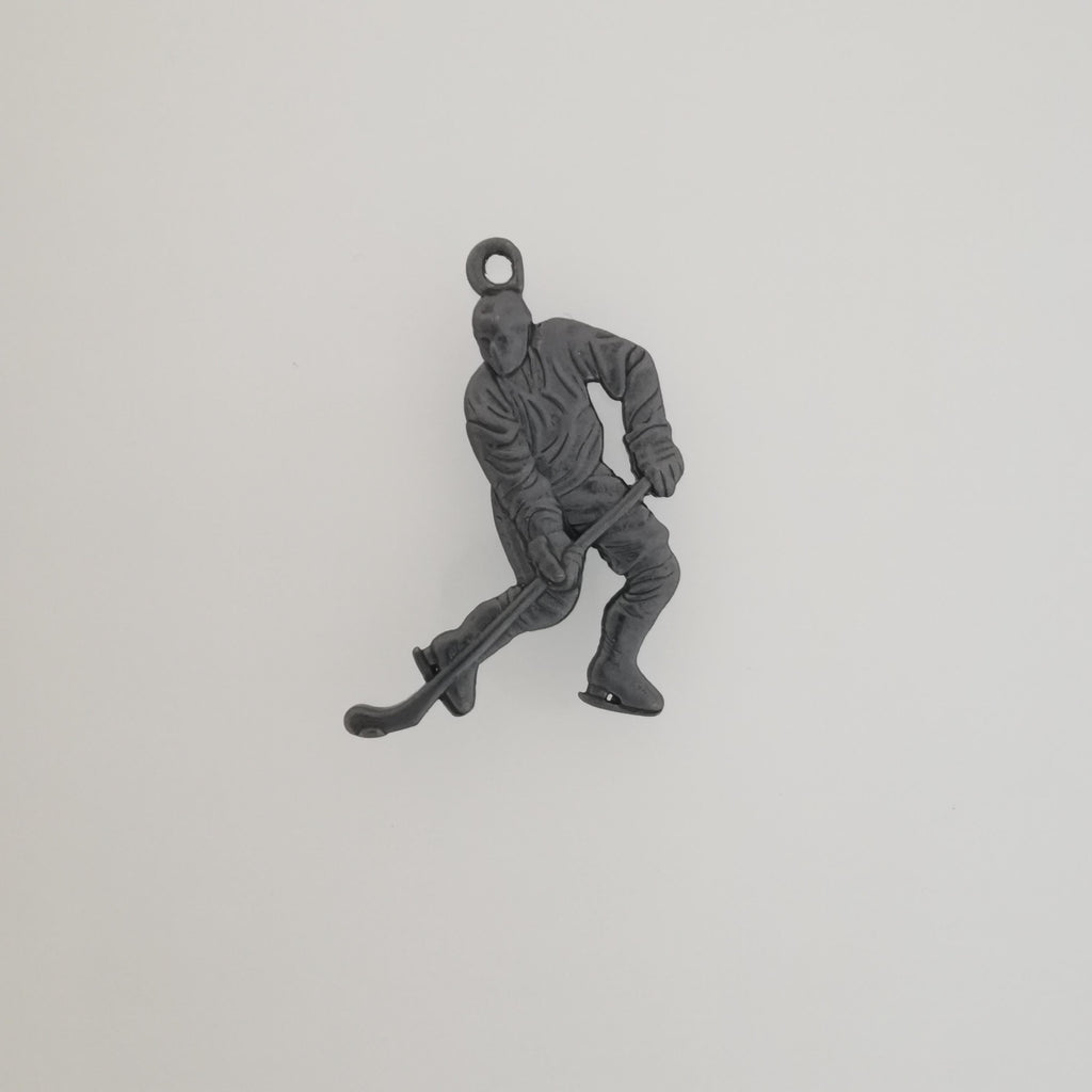 Хокеист (водене на шайба) – Мъжки спортен медальон от сребро 925 с оксидирано покритие – Ръчно изработено спортно бижу – Идеален подарък за мъж, фен на хокея – SSJ