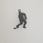 Хокеист (водене на шайба) – Мъжки спортен медальон от сребро 925 с оксидирано покритие – Ръчно изработено спортно бижу – Идеален подарък за мъж, фен на хокея – SSJ