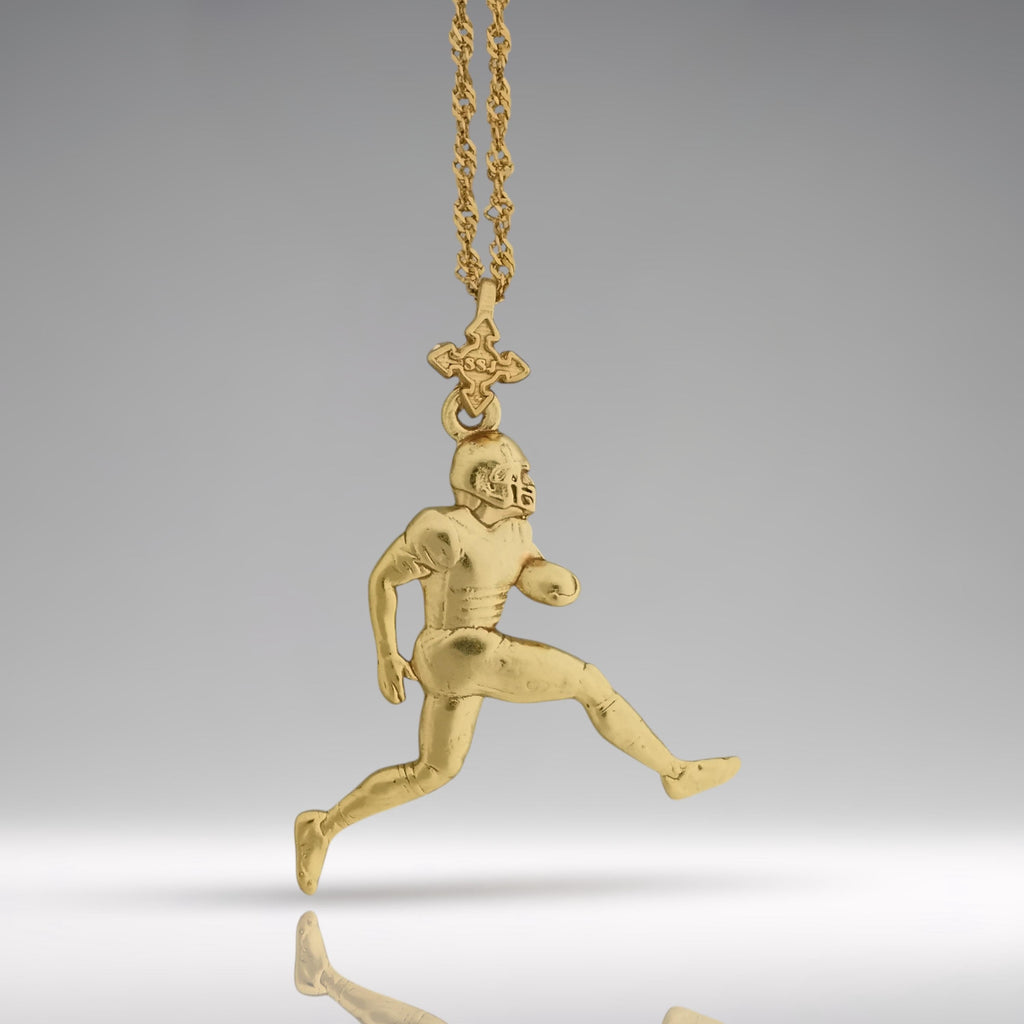 Американски футбол – Мъжки спортен медальон от сребро 925 с позлатено покритие – Ръчно изработено бижу талисман за спортисти и фенове – Идеален подарък за играч, треньор или почитател – SSJ