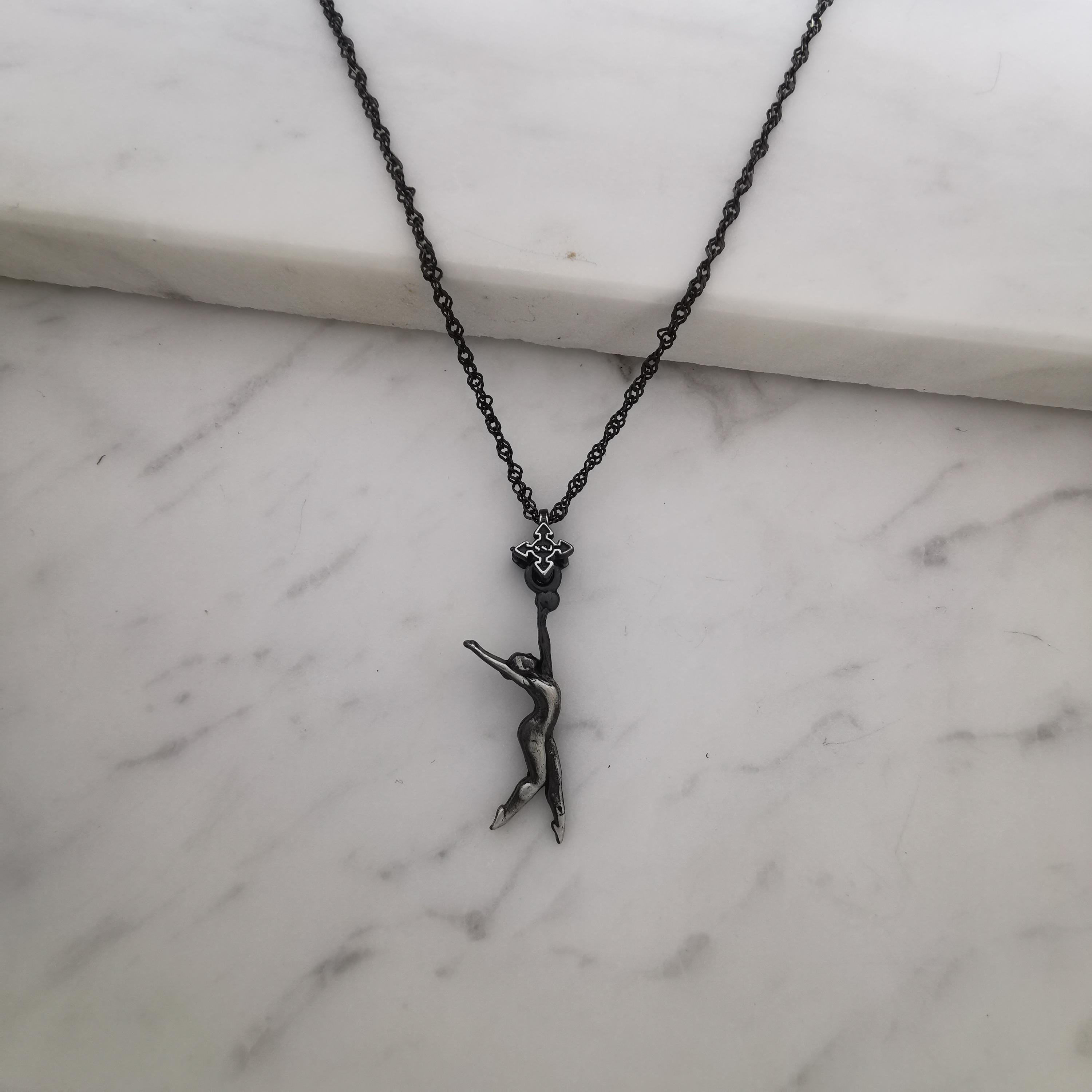 Художествена гимнастика (съчетание с топка) – Дамски спортен медальон от сребро 925 с винтидж покритие – Ръчно изработено спортно бижу – Идеален подарък за жена, фенка на художествената гимнастика – SSJ