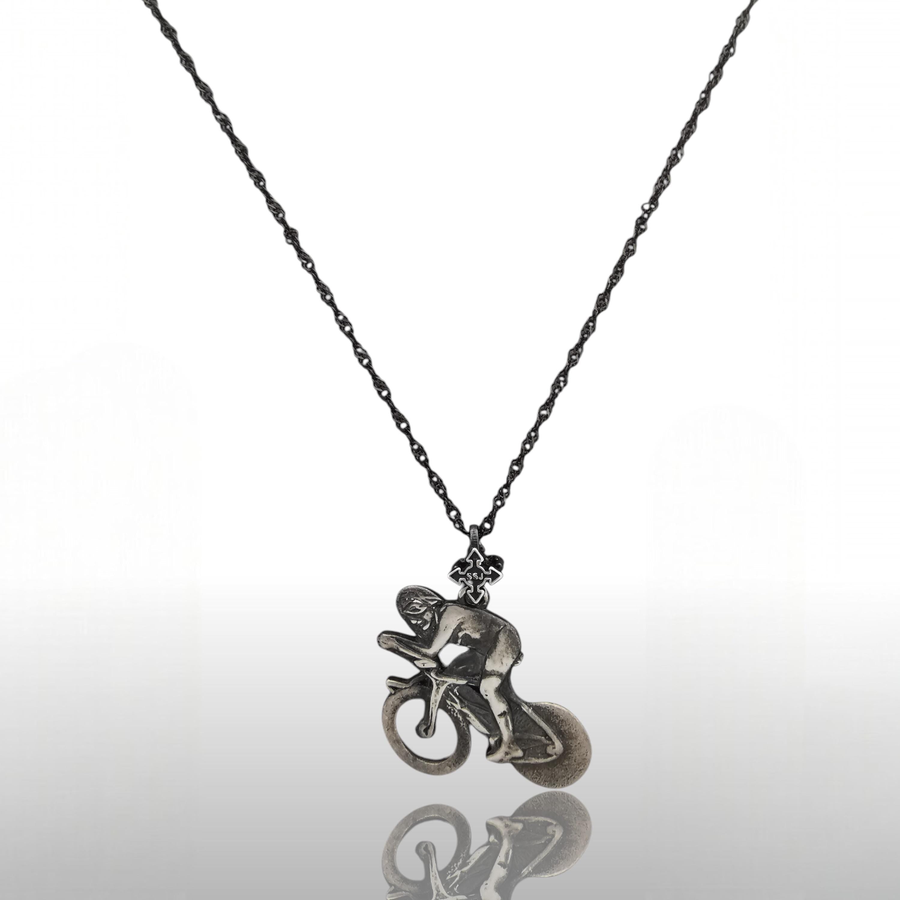 Колоездач – Велосипедист – Пистов състезател – Мъжки спортен медальон от сребро 925 с винтидж покритие – Ръчно изработено бижу за шосейно и пистово колоездене – SSJ