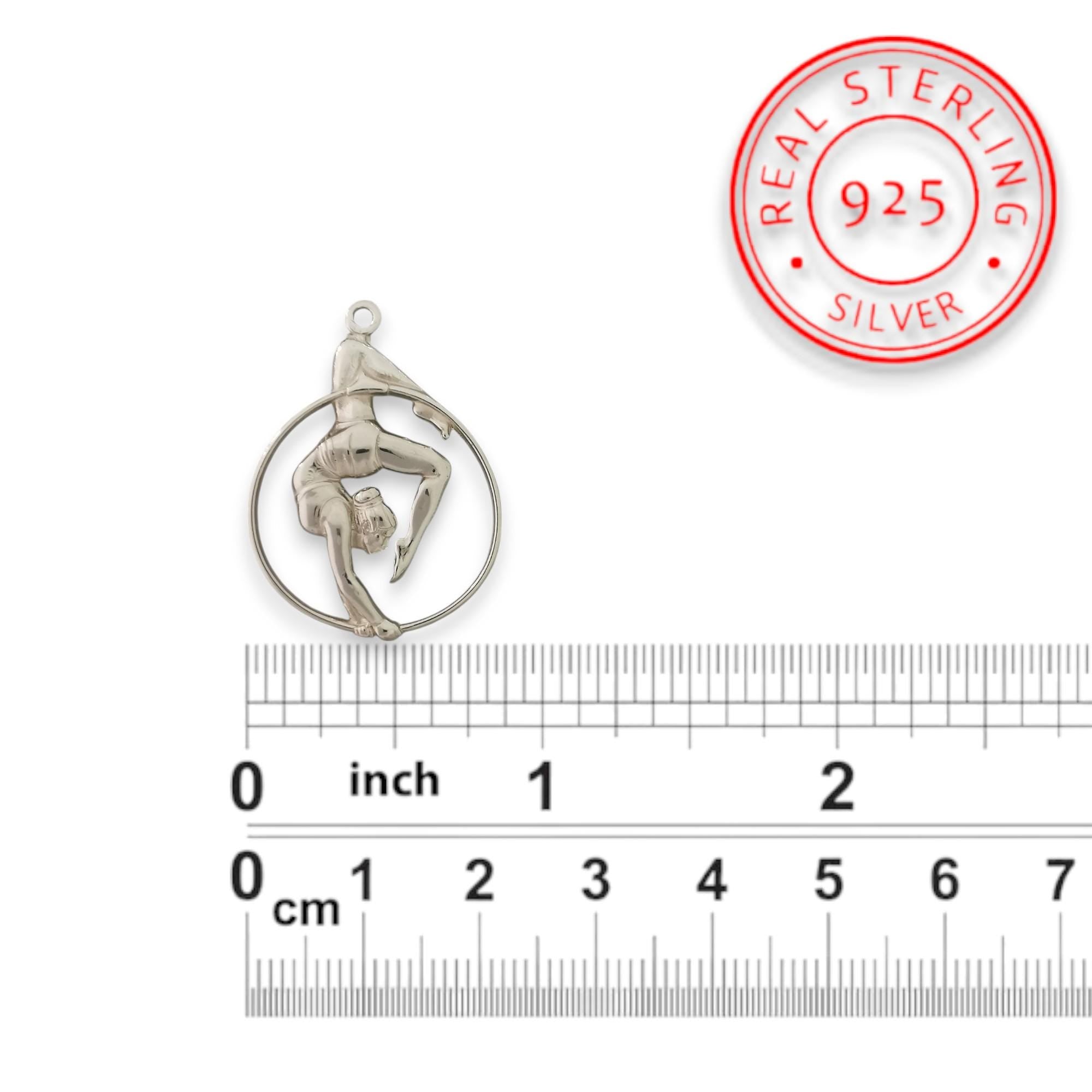 Въздушна акробатика – Женски спортен медальон от сребро 925 с класическо полирано покритие – Ръчно изработено бижу талисман за гимнастички и артистки – Идеален подарък за спортист, треньор или фен – SSJ