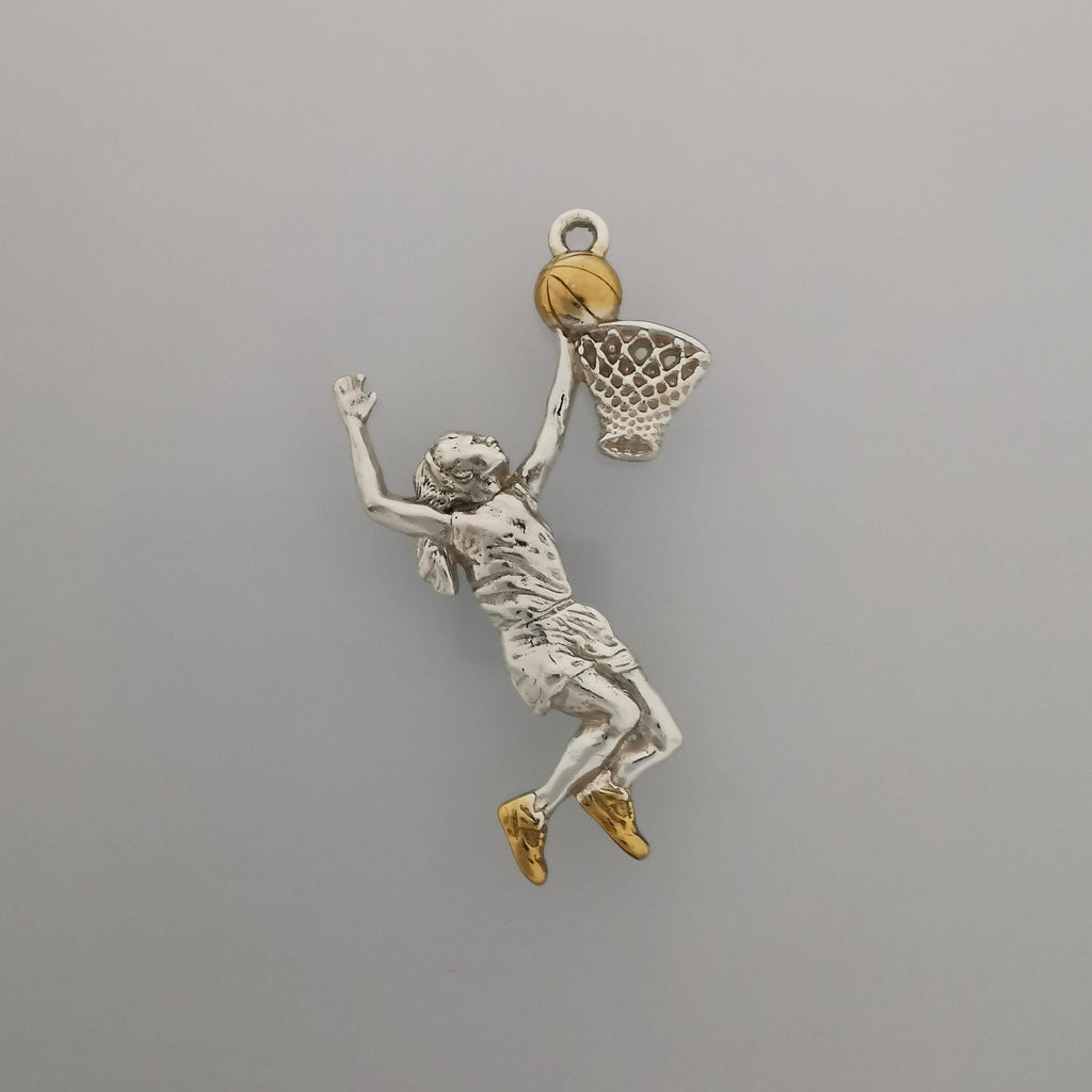 Баскетбол – Женски спортен медальон от сребро 925 с частично позлатено покритие – Ръчно изработено бижу талисман за баскетболистки и фенки на спорта – Идеален подарък за спортист, треньор или почитател – SSJ