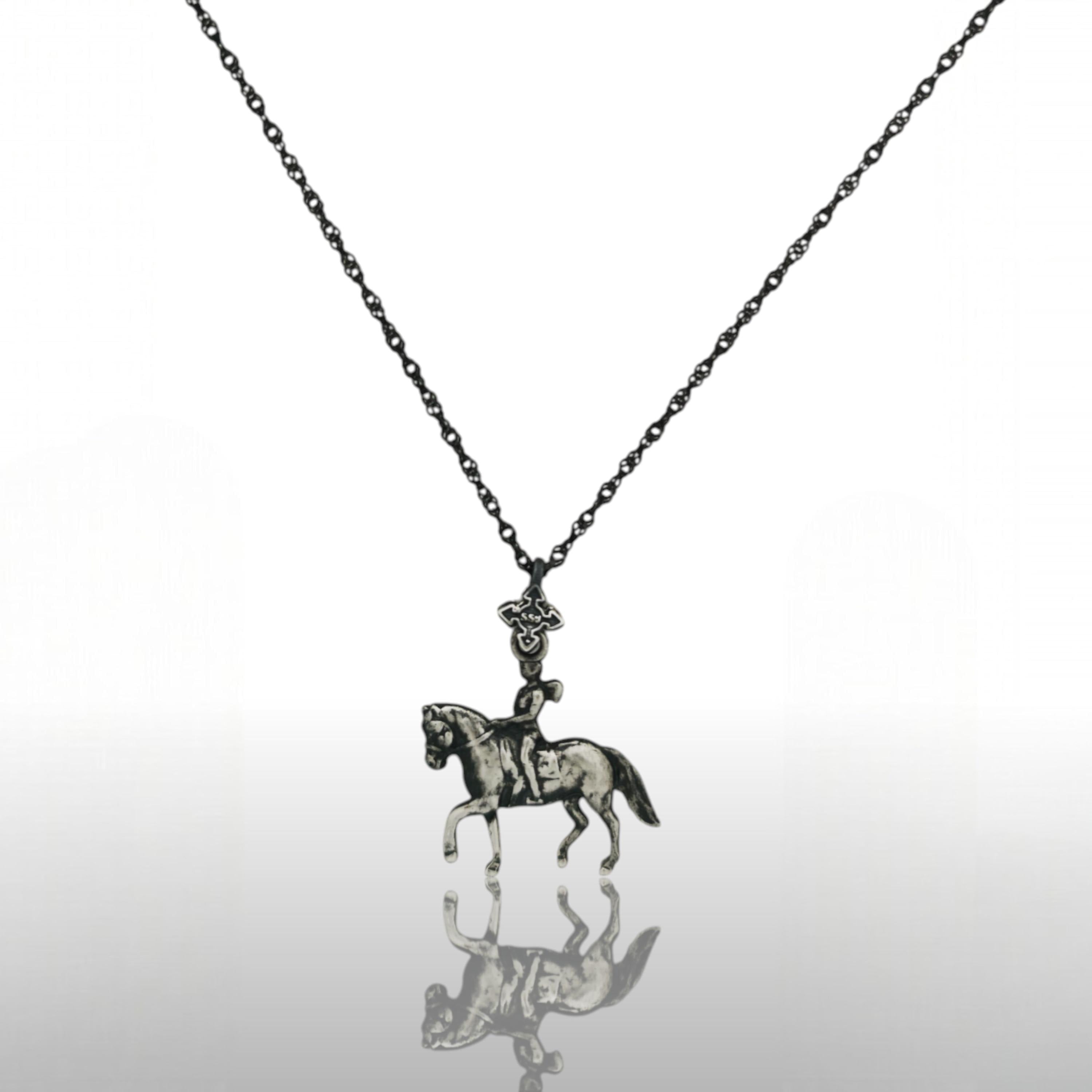 Конен спорт – Дамски медальон с фигура на ездачка – Винтидж покритие – Сребро 925 – Ръчно изработено спортно бижу/талисман конна езда – Идеален подарък за жена – SSJ