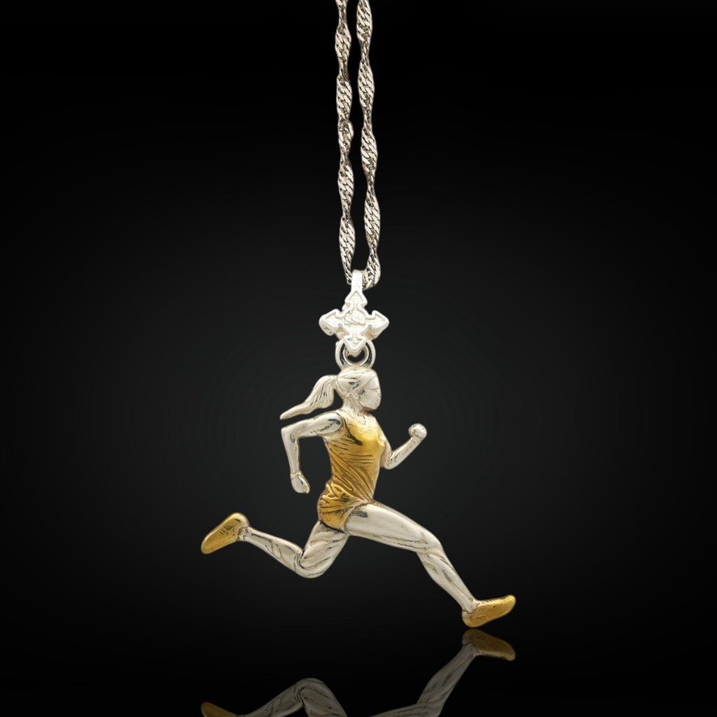 Атлетка – Женски спортен медальон за бегачки, спринтьорки и маратонки от сребро 925 с частично позлатено покритие – Ръчно изработено бижу талисман за лекоатлетки – SSJ