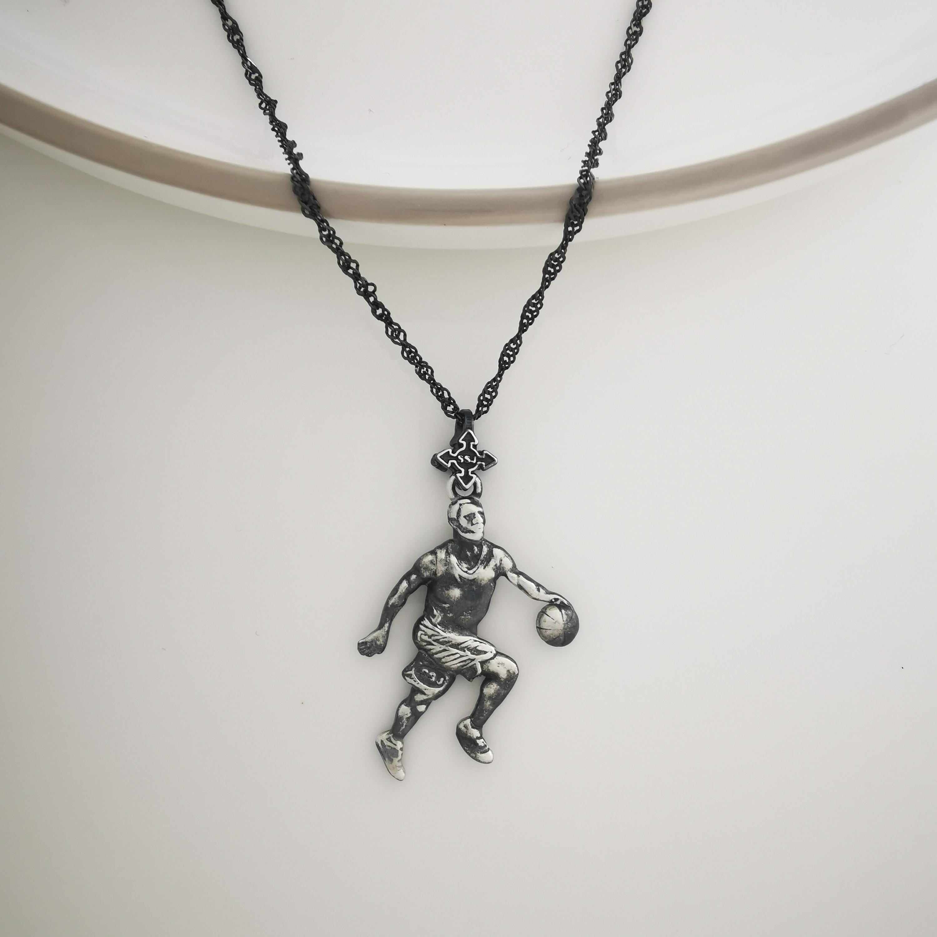 Баскетбол – Мъжки спортен медальон от сребро 925 с винтидж покритие – Ръчно изработено бижу талисман за баскетболисти и фенове – Идеален подарък за спортист, треньор или почитател – SSJ