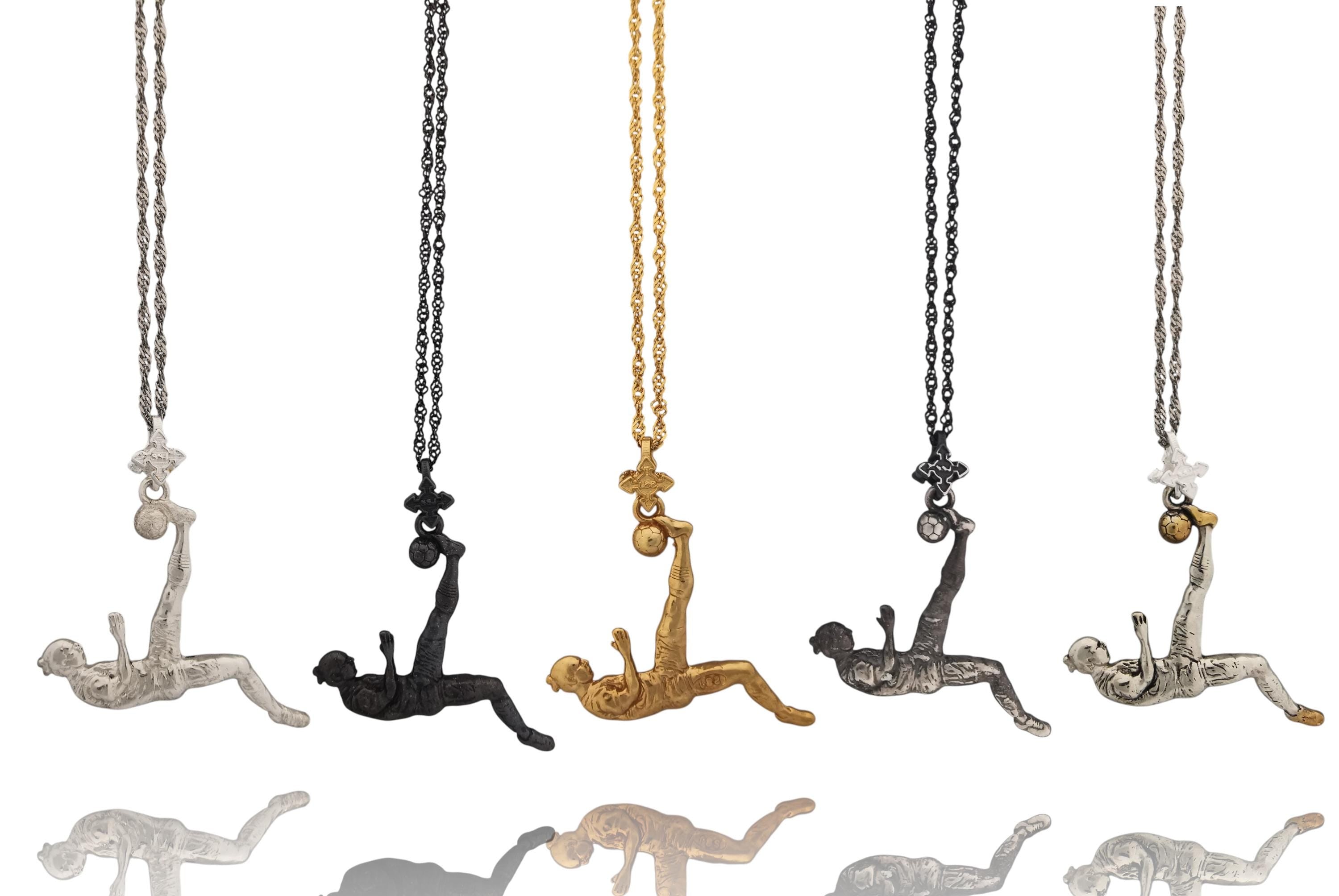 Футболист (задна ножица) – Мъжки спортен медальон от сребро 925 с винтидж покритие – Ръчно изработено спортно бижу – Идеален подарък за мъж, фен на футбола – SSJ