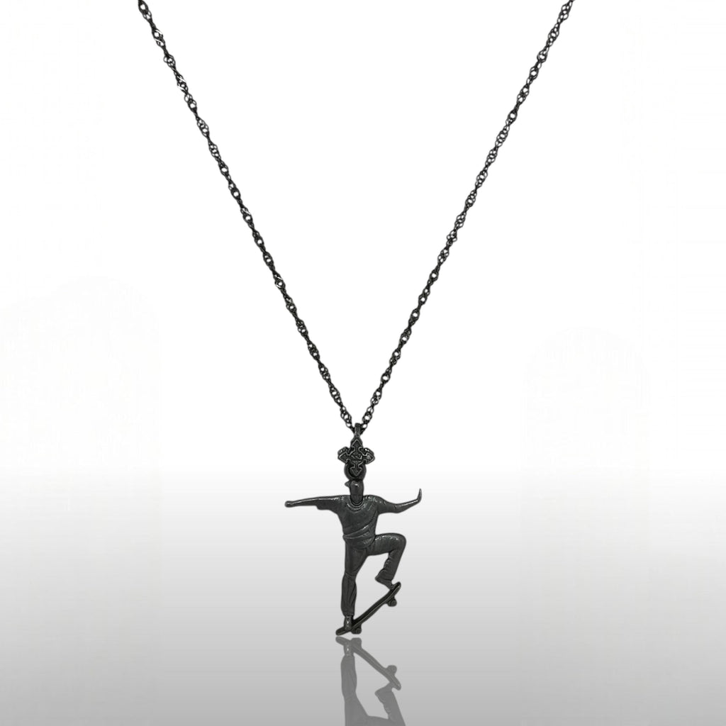 Скейтбордист – Мъжки спортен медальон от сребро 925 с оксидирано покритие – Ръчно изработено спортно бижу – Идеален подарък за мъж, фен на скейтборда – SSJ