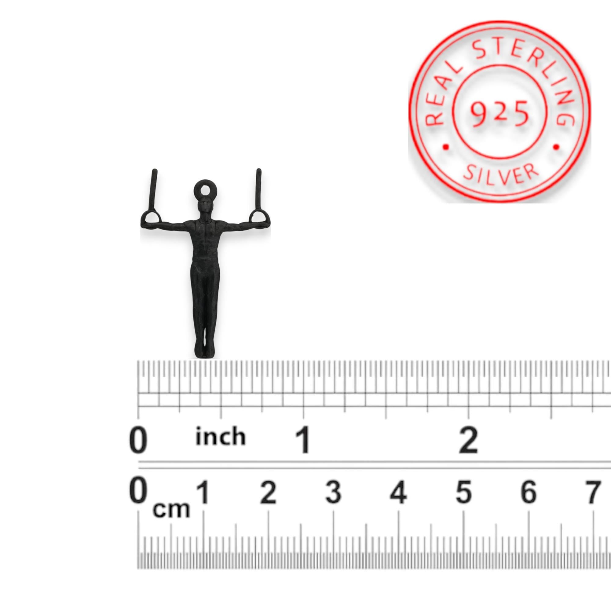 Мъжко спортно бижу от сребро 925 – Оксидиран медальон „Гимнастик на халки“ – Ръчно изработен талисман за гимнастици и спортисти – Идеален подарък за спортист, треньор или фен