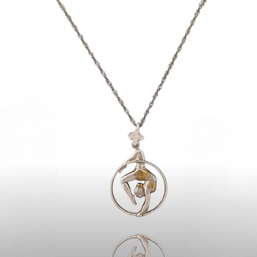 Въздушна акробатика – Женски спортен медальон от сребро 925 с частично позлатено покритие – Ръчно изработено бижу талисман за гимнастички и артистки – Идеален подарък за спортист, треньор или фен – SSJ