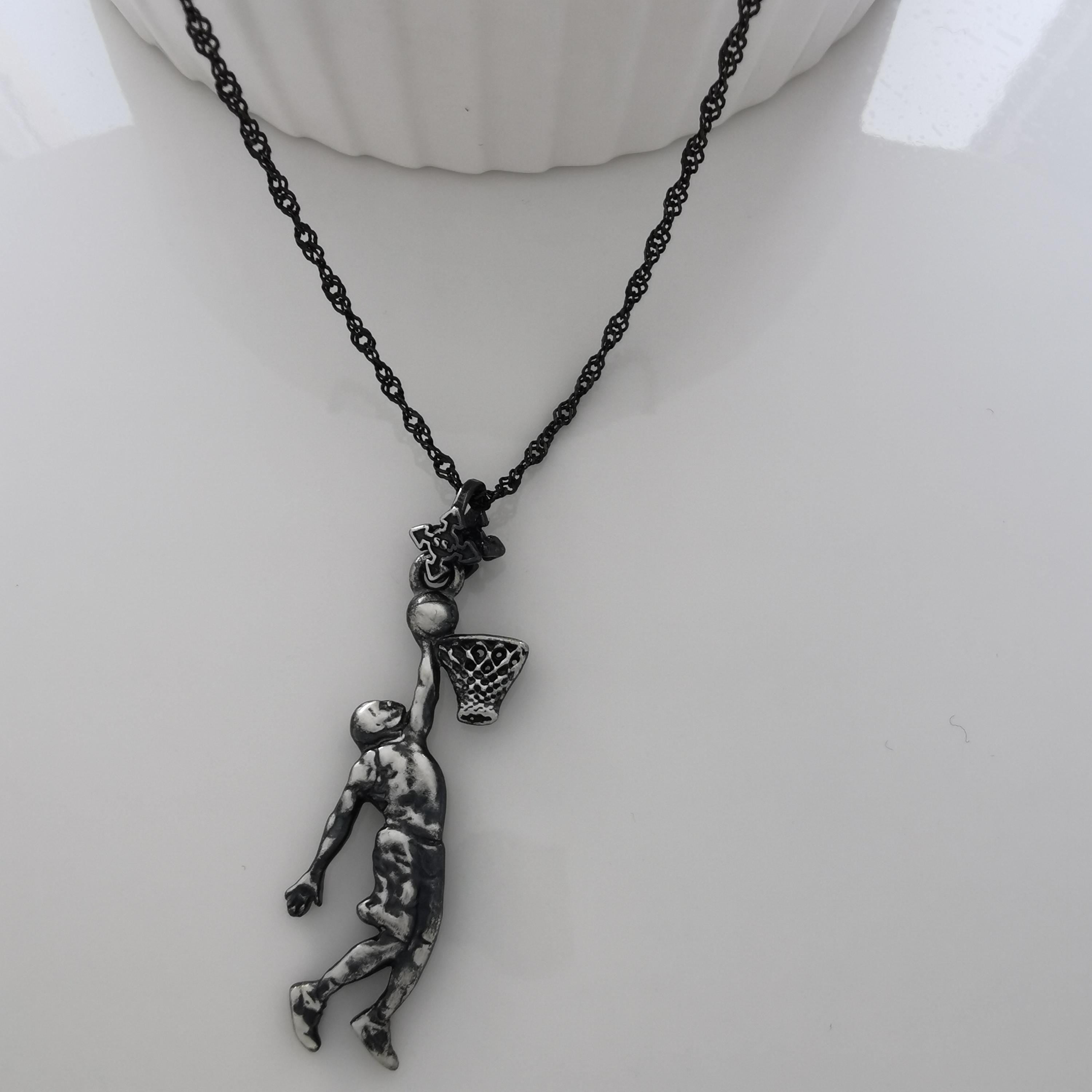 Баскетбол – Мъжки спортен медальон от сребро 925 с винтидж покритие – Ръчно изработено бижу талисман за баскетболисти и фенове – Идеален подарък за спортист или треньор – SSJ