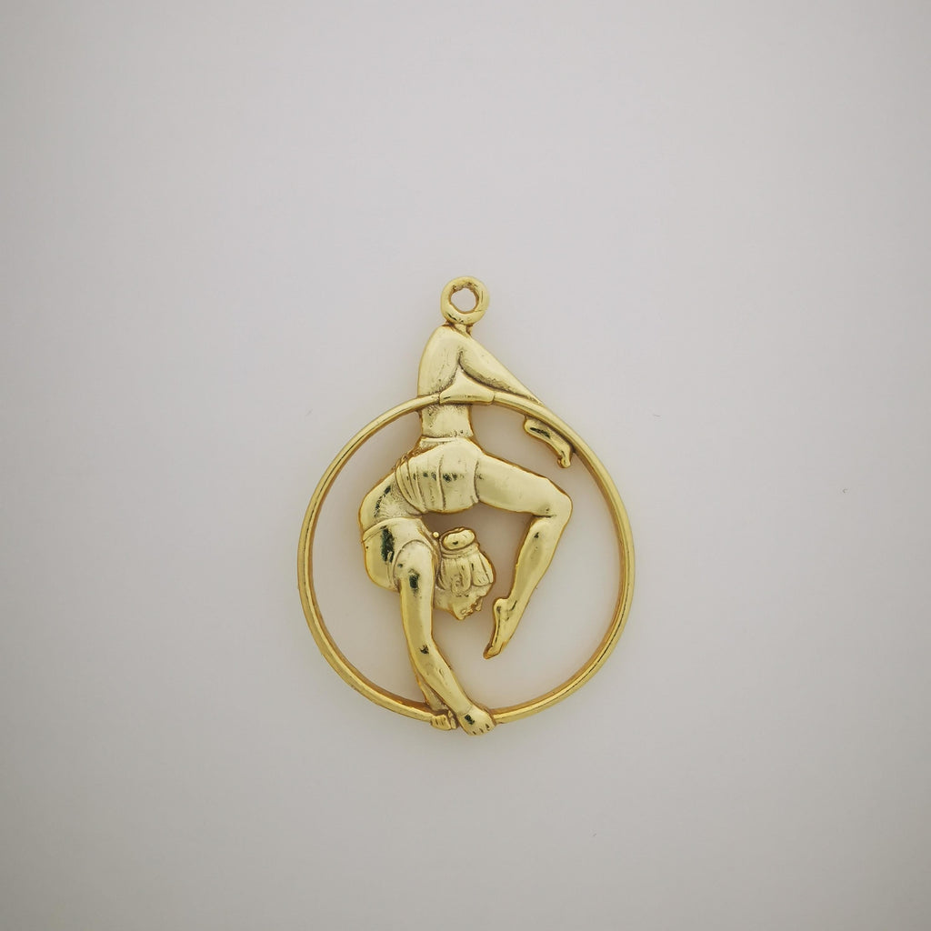 Въздушна акробатика – Женски спортен медальон от сребро 925 с позлатено покритие – Ръчно изработено бижу талисман за гимнастички и артистки – Идеален подарък за спортист, треньор или фен – SSJ
