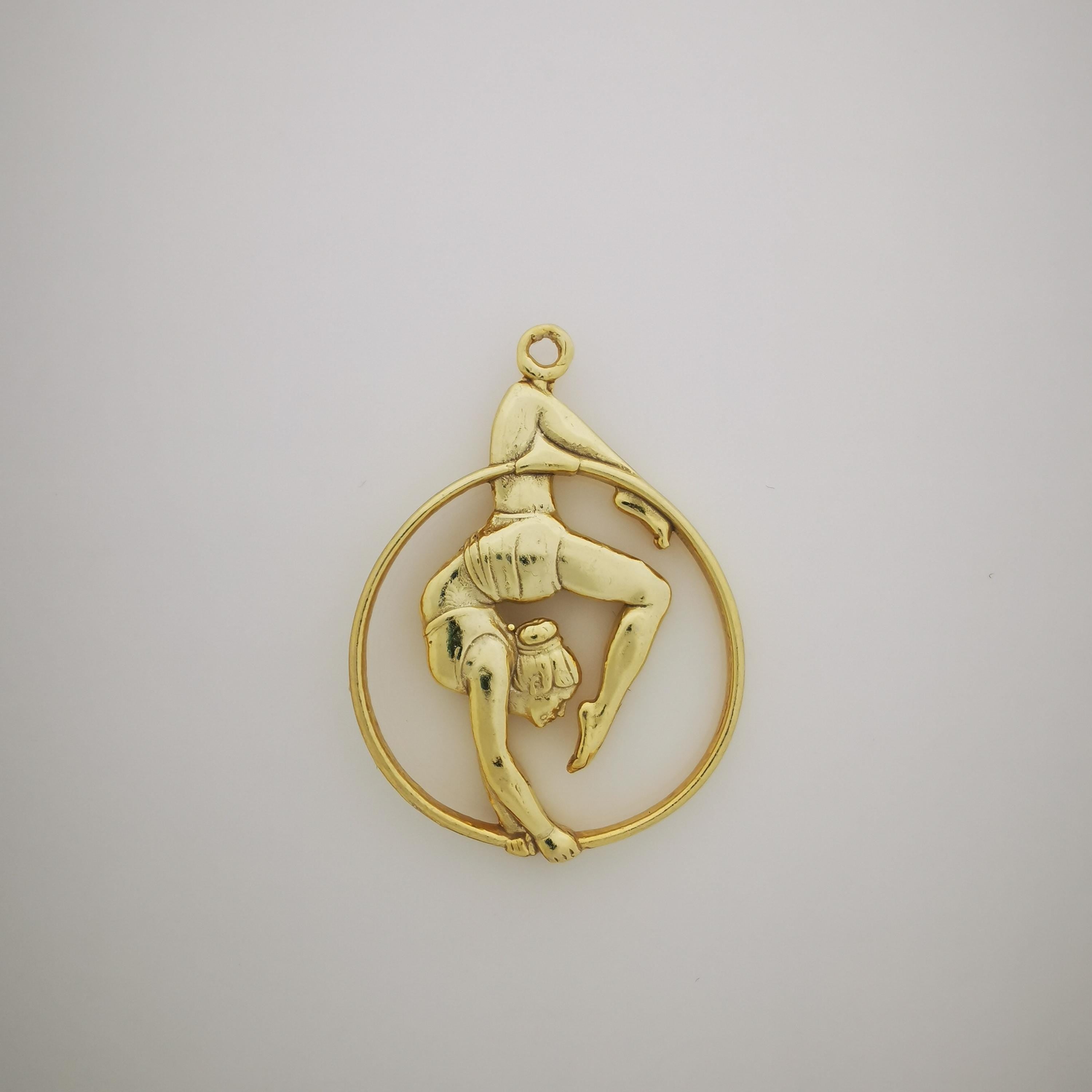 Въздушна акробатика – Женски спортен медальон от сребро 925 с позлатено покритие – Ръчно изработено бижу талисман за гимнастички и артистки – Идеален подарък за спортист, треньор или фен – SSJ