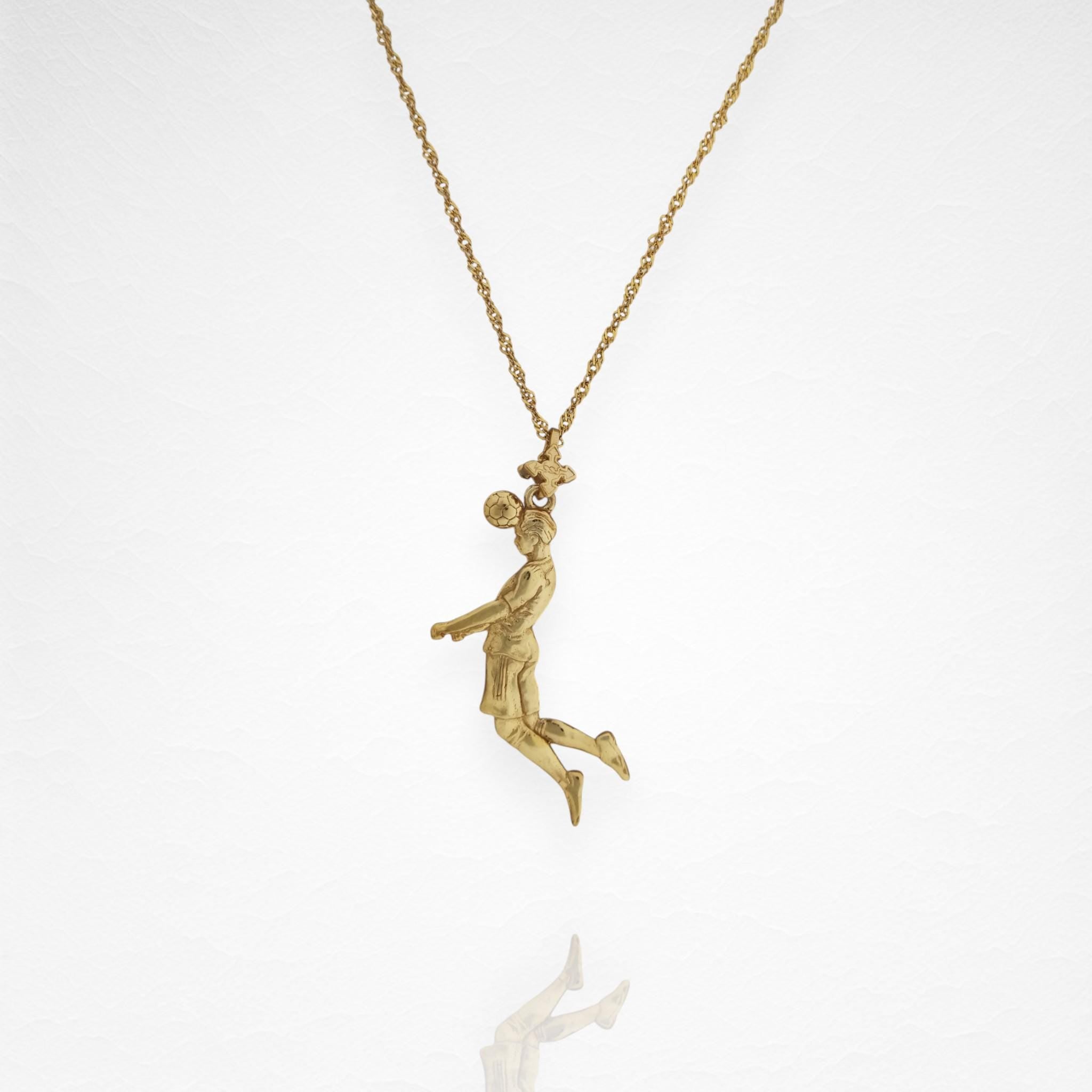 Футболист (удар с глава) – Мъжки спортен медальон от сребро 925 с позлатено покритие – Ръчно изработено спортно бижу – Идеален подарък за мъж, фен на футбола – SSJ