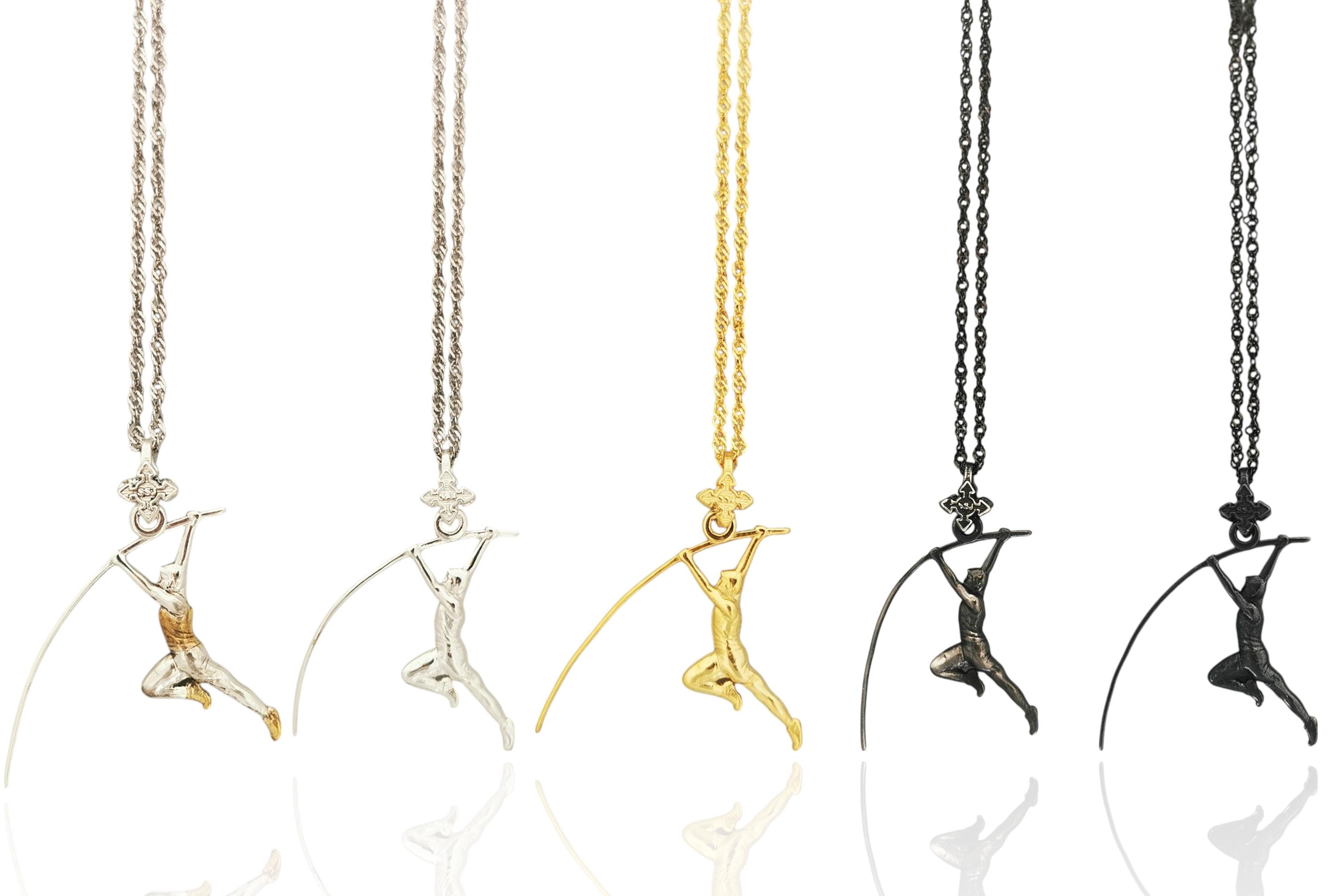 Овчарски скок – Мъжки спортен медальон от сребро 925 с позлатено покритие – Ръчно изработено спортно бижу – Идеален подарък за мъж, фен на леката атлетика – SSJ