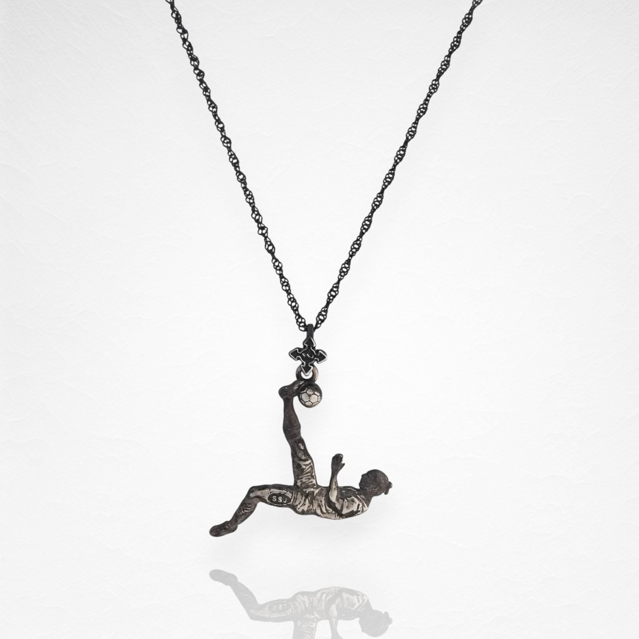 Футболист (задна ножица) – Мъжки спортен медальон от сребро 925 с винтидж покритие – Ръчно изработено спортно бижу – Идеален подарък за мъж, фен на футбола – SSJ