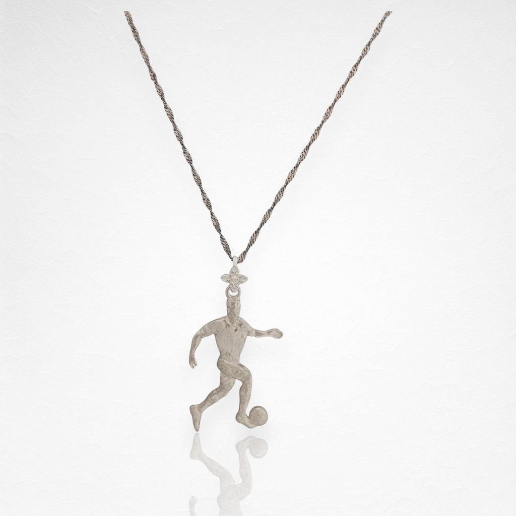 Футболист – Мъжки спортен медальон от сребро 925 в класическо сребро – Ръчно изработено спортно бижу – Идеален подарък за мъж, фен на футбола – SSJ