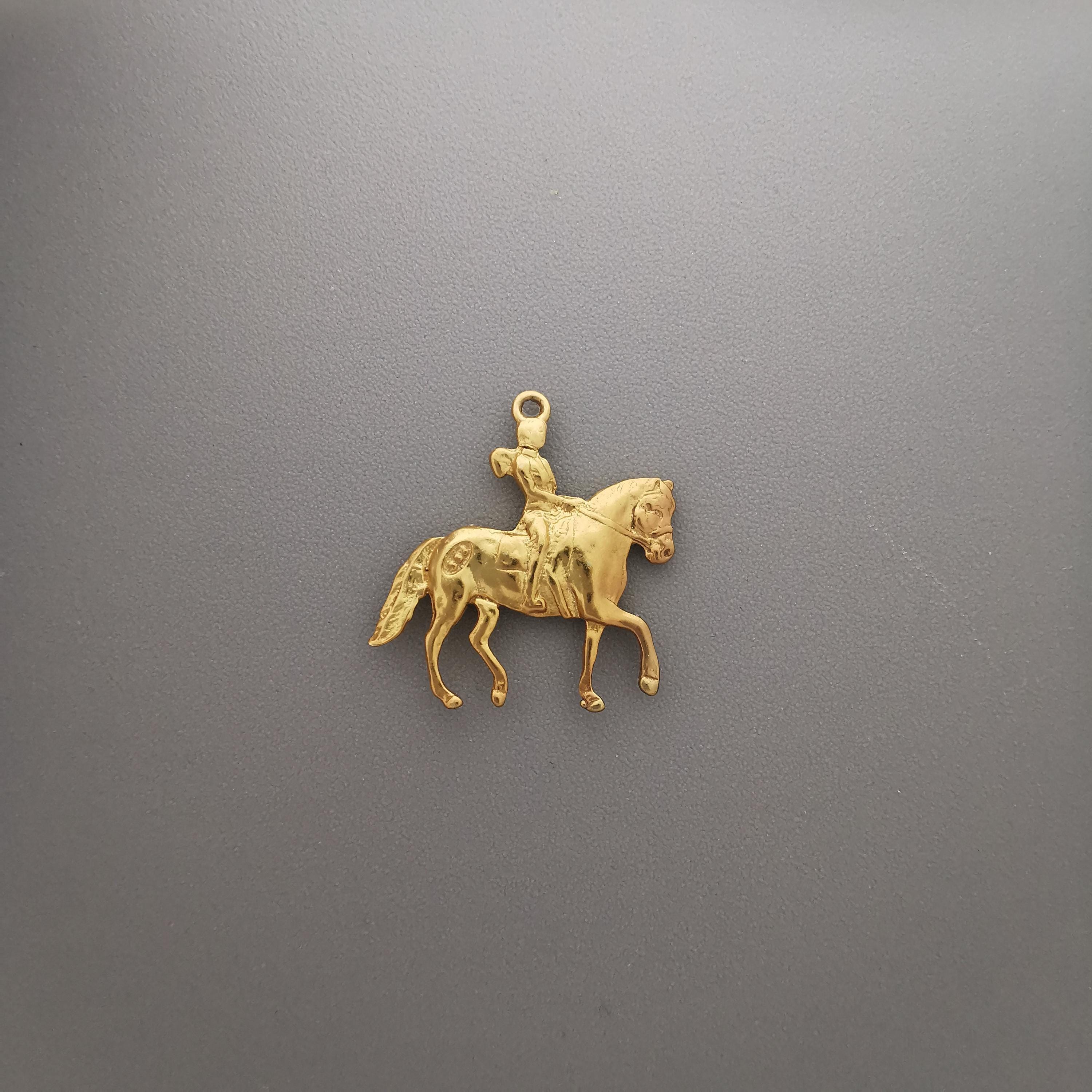 Конен спорт – Дамски медальон с фигура на ездачка – Позлатено покритие – Сребро 925 – Ръчно изработено спортно бижу/талисман конна езда – Идеален подарък за жена – SSJ