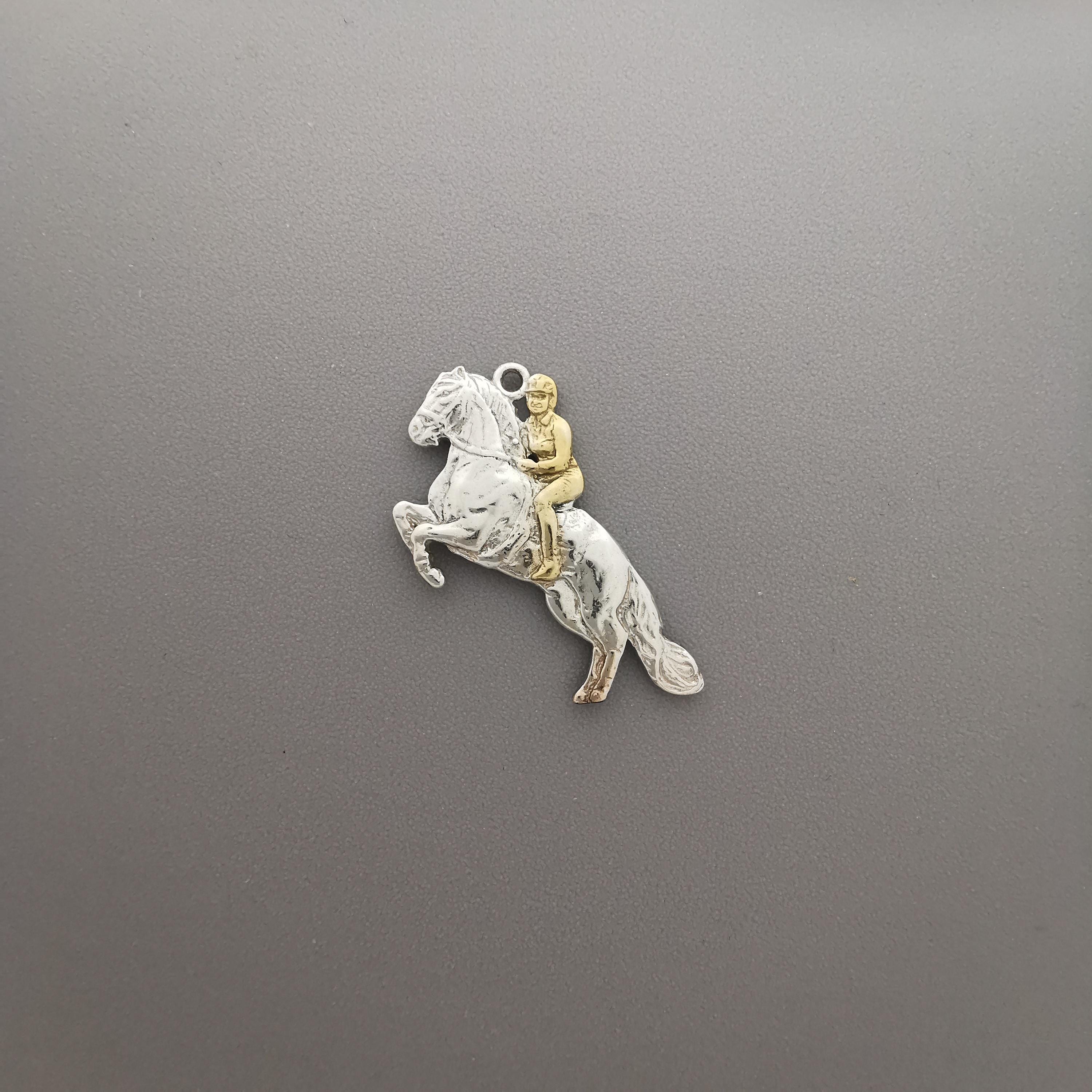 Конен спорт – Мъжки медальон „Ездач при прескачане на препятствие“ – Частично позлатено покритие – Сребро 925 – Ръчно изработено спортно бижу/талисман за конен спорт – Идеален подарък за мъж – SSJ