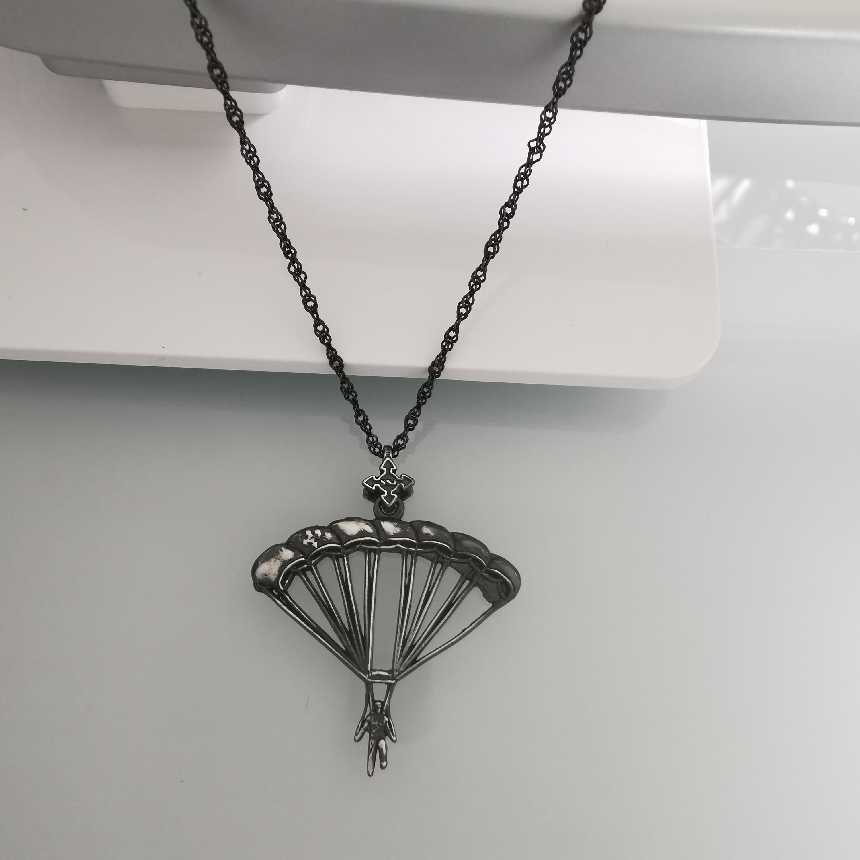 Парашутизъм (Скайдайвинг) – Унисекс спортен медальон от сребро 925 с винтидж покритие – Ръчно изработено спортно бижу – Идеален подарък за фен на екстремните спортове – SSJ