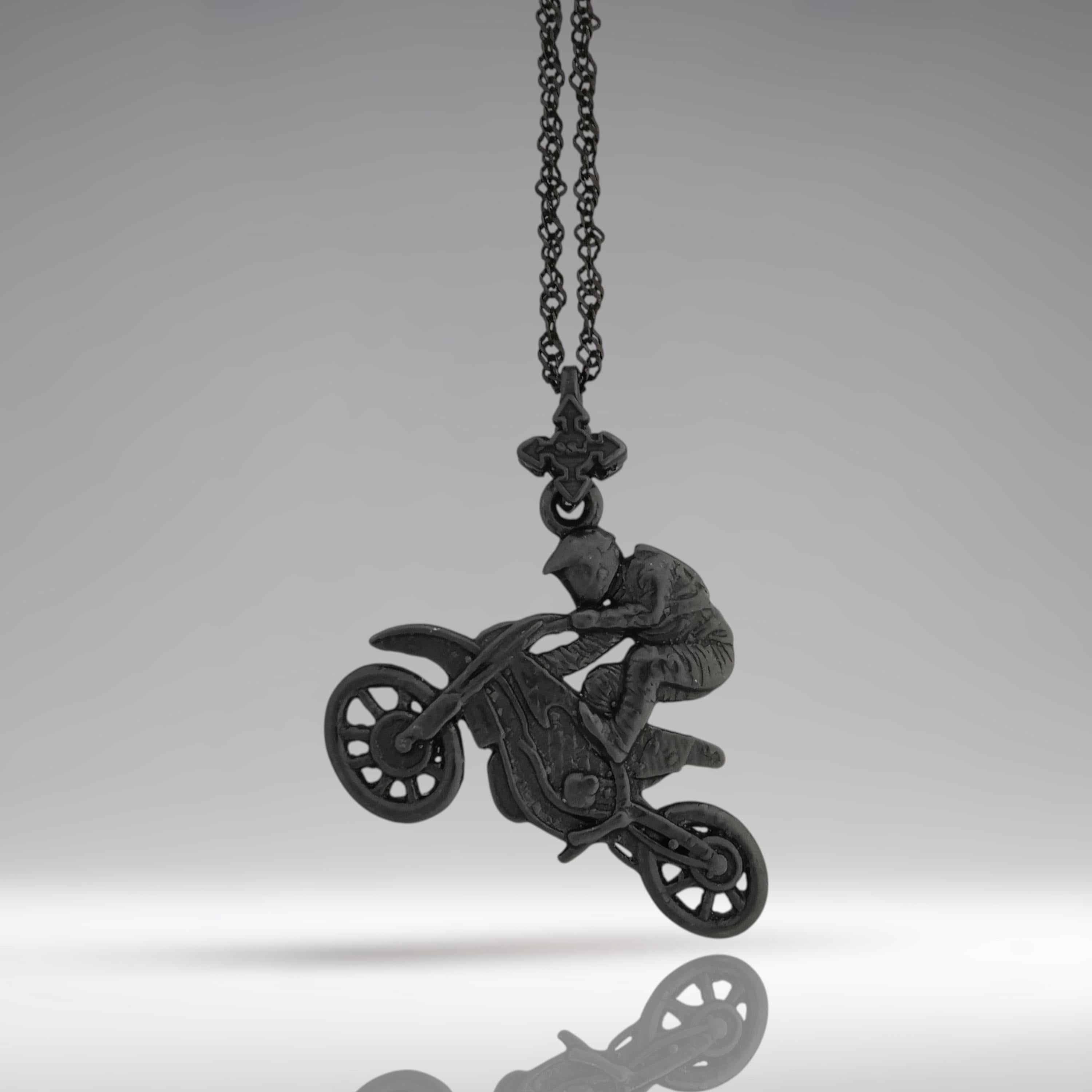 Мотокрос скок – Мъжки спортен медальон от сребро 925 с оксидирано покритие – Ръчно изработено спортно бижу – Идеален подарък за мъж, фен на мотокроса – SSJ