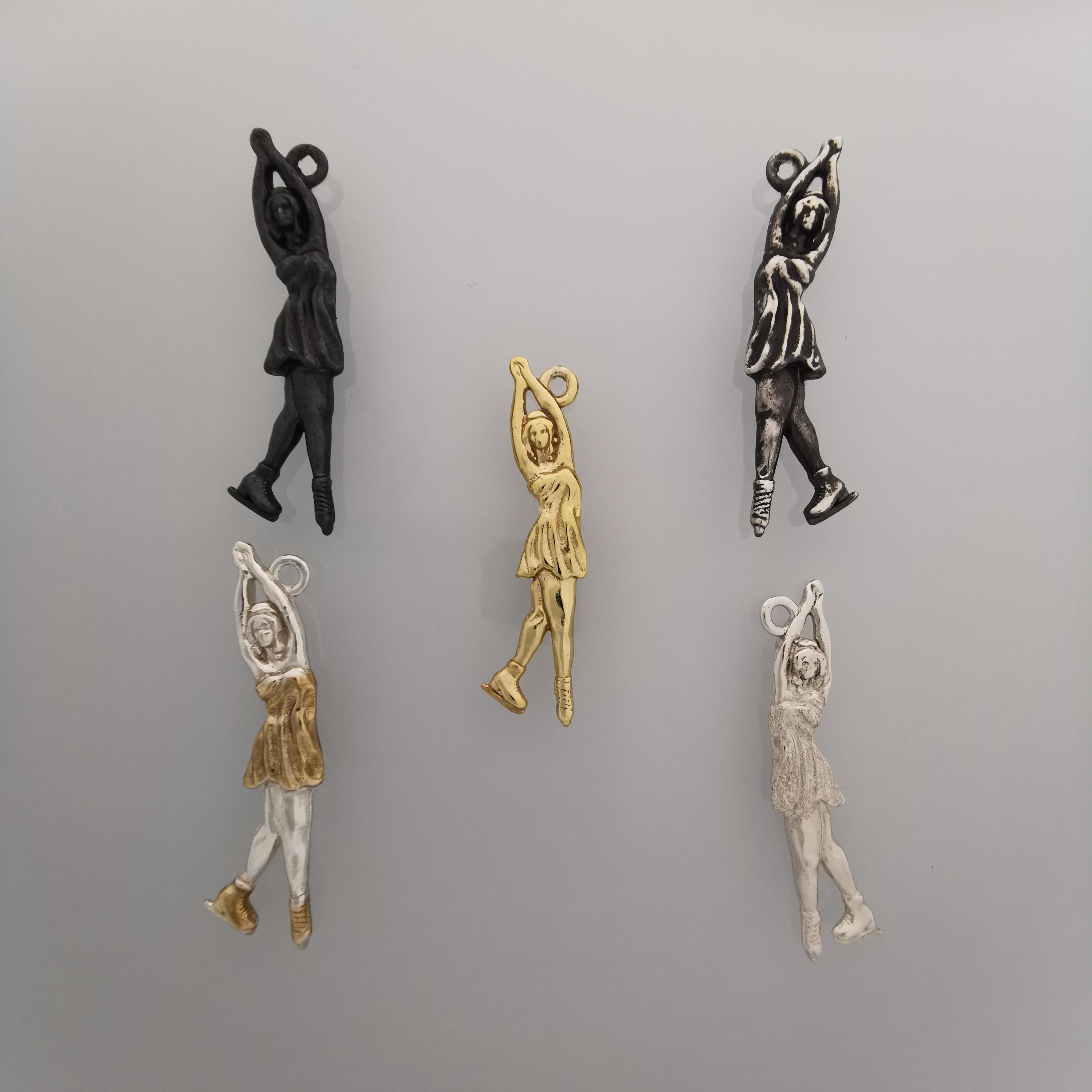 Фигурно пързаляне – Дамски спортен медальон от сребро 925 с частично позлатено покритие – Ръчно изработено спортно бижу – Идеален подарък за жена, фенка на фигурното пързаляне – SSJ