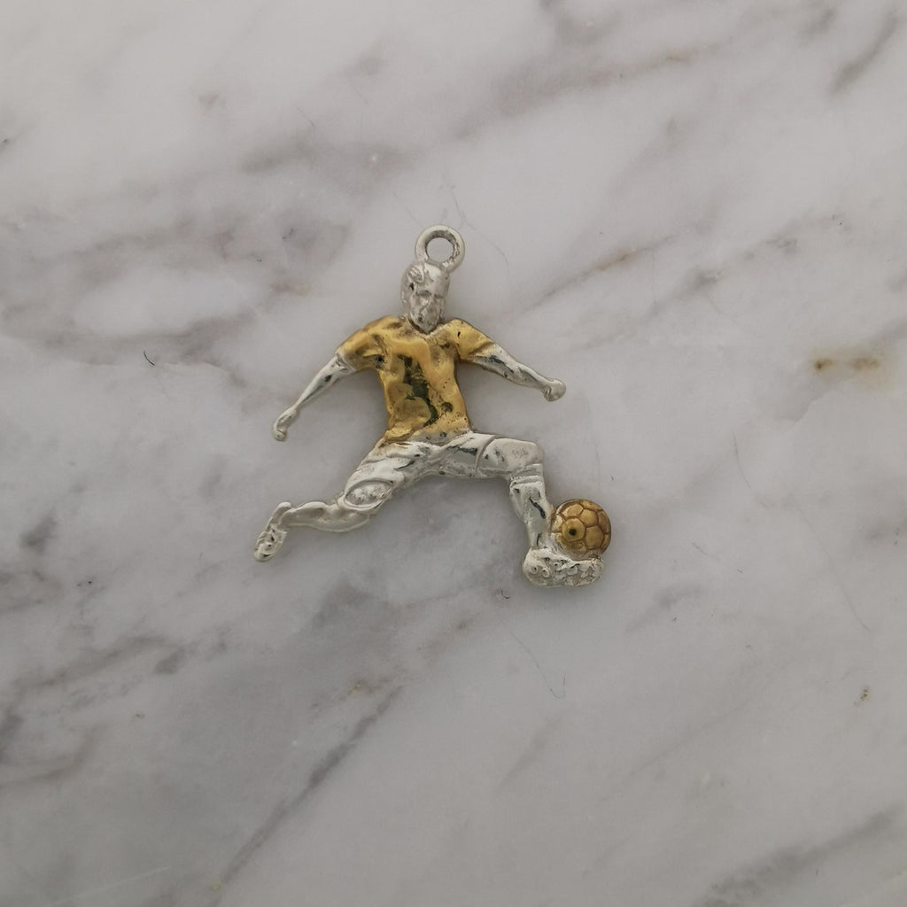 Футболист (удар с крак) – Мъжки спортен медальон от сребро 925 с частично позлатено покритие – Ръчно изработено спортно бижу – Идеален подарък за мъж, фен на футбола – SSJ