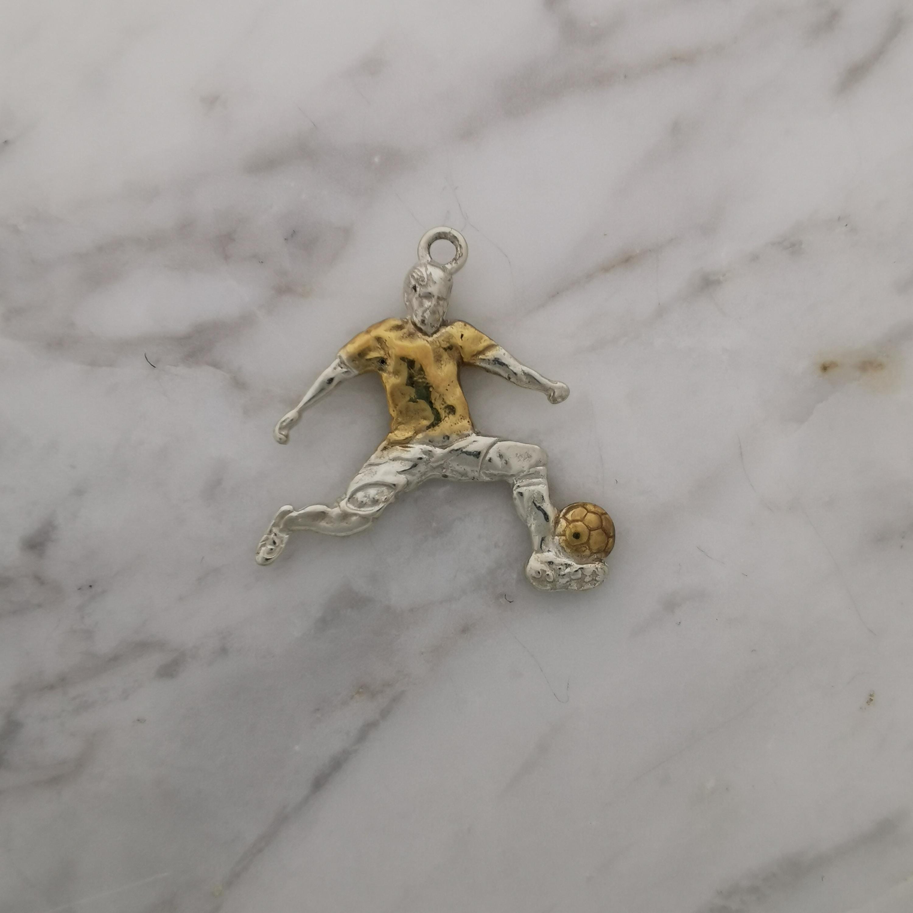 Футболист (удар с крак) – Мъжки спортен медальон от сребро 925 с частично позлатено покритие – Ръчно изработено спортно бижу – Идеален подарък за мъж, фен на футбола – SSJ