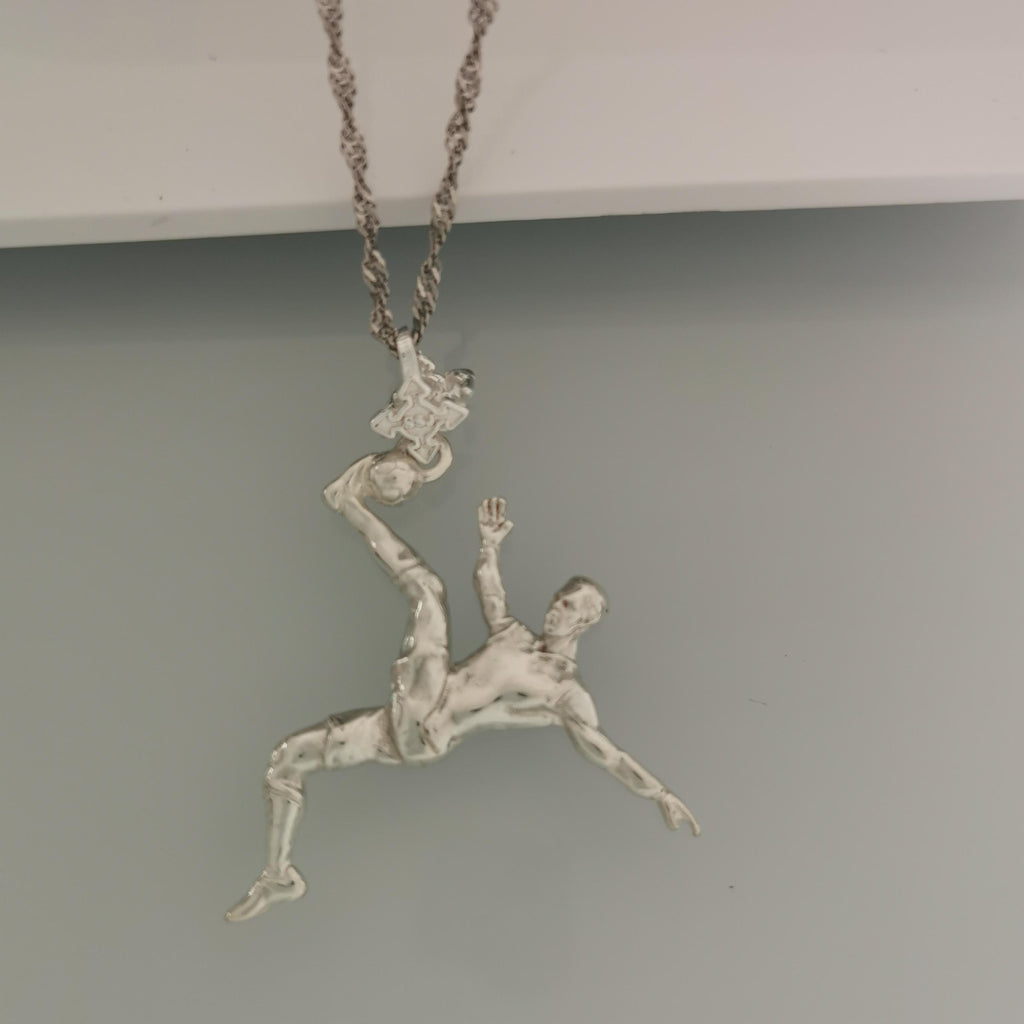 Футболист (задна ножица) – Мъжки спортен медальон от сребро 925 с класическо покритие – Ръчно изработено спортно бижу – Идеален подарък за мъж, фен на футбола – SSJ