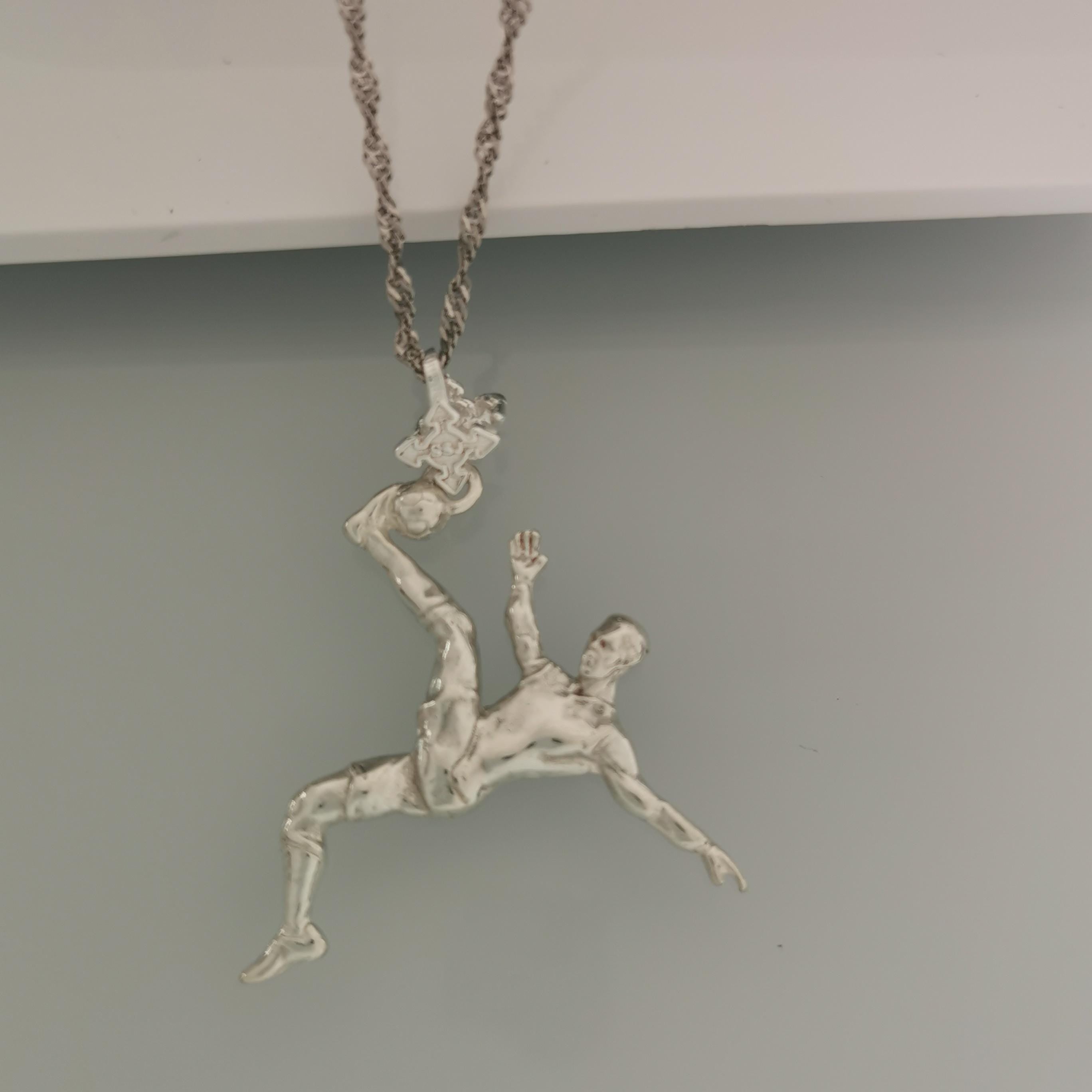 Футболист (задна ножица) – Мъжки спортен медальон от сребро 925 с класическо покритие – Ръчно изработено спортно бижу – Идеален подарък за мъж, фен на футбола – SSJ