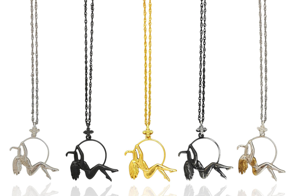 Въздушна акробатика – Женски спортен медальон от сребро 925 с оксидирано черно покритие – Ръчно изработено бижу талисман за гимнастички и танцьорки – Идеален подарък за спортист, треньор или артист – SSJ