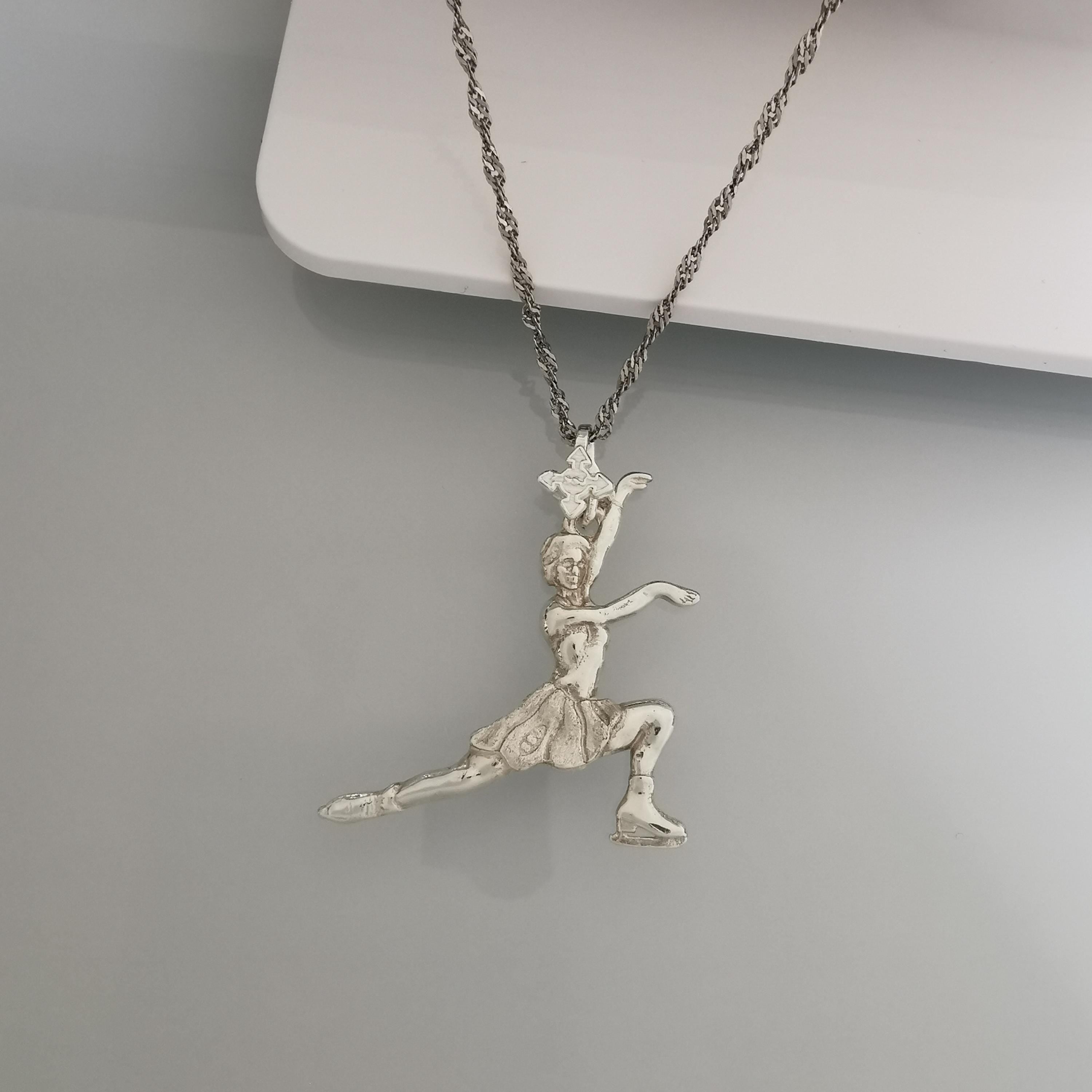 Фигурно пързаляне – Дамски спортен медальон от сребро 925 в класическо сребро – Ръчно изработено спортно бижу – Идеален подарък за жена, фенка на фигурното пързаляне – SSJ