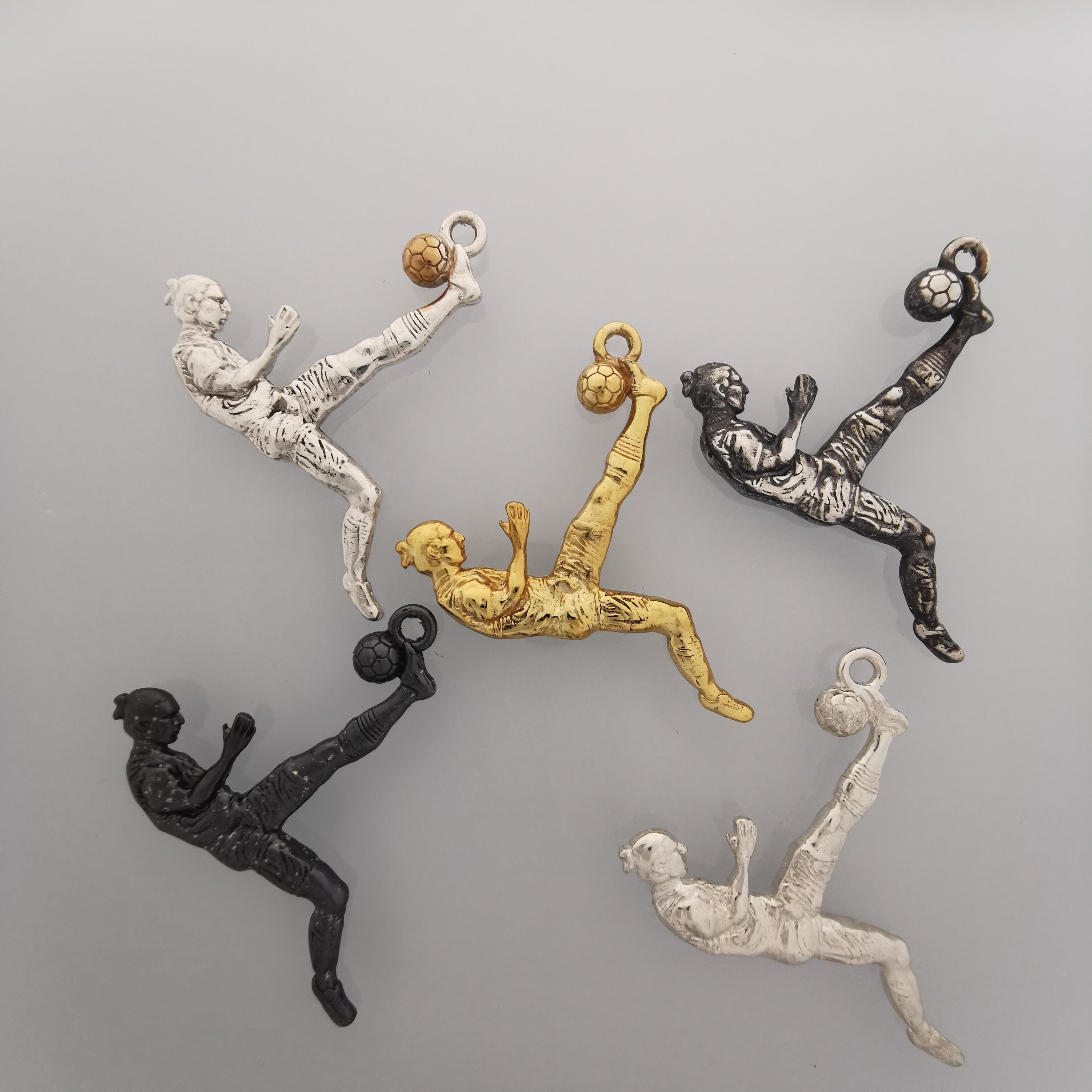 Футболист (задна ножица) – Мъжки спортен медальон от сребро 925 с оксидирано покритие – Ръчно изработено спортно бижу – Идеален подарък за мъж, фен на футбола – SSJ