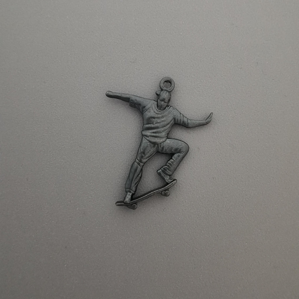 Скейтбордист – Мъжки спортен медальон от сребро 925 с оксидирано покритие – Ръчно изработено спортно бижу – Идеален подарък за мъж, фен на скейтборда – SSJ