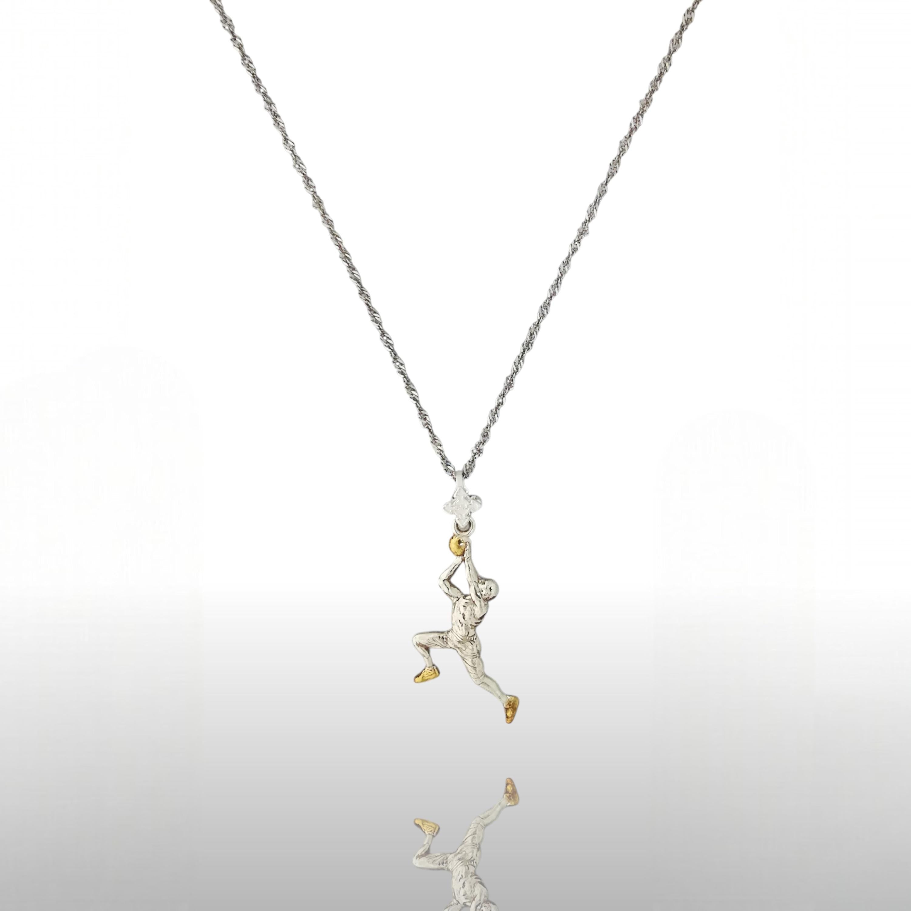 Баскетбол – Мъжки спортен медальон от сребро 925 с частично позлатено покритие – Ръчно изработено бижу талисман за баскетболисти и фенове – Идеален подарък за спортист, треньор или почитател – SSJ